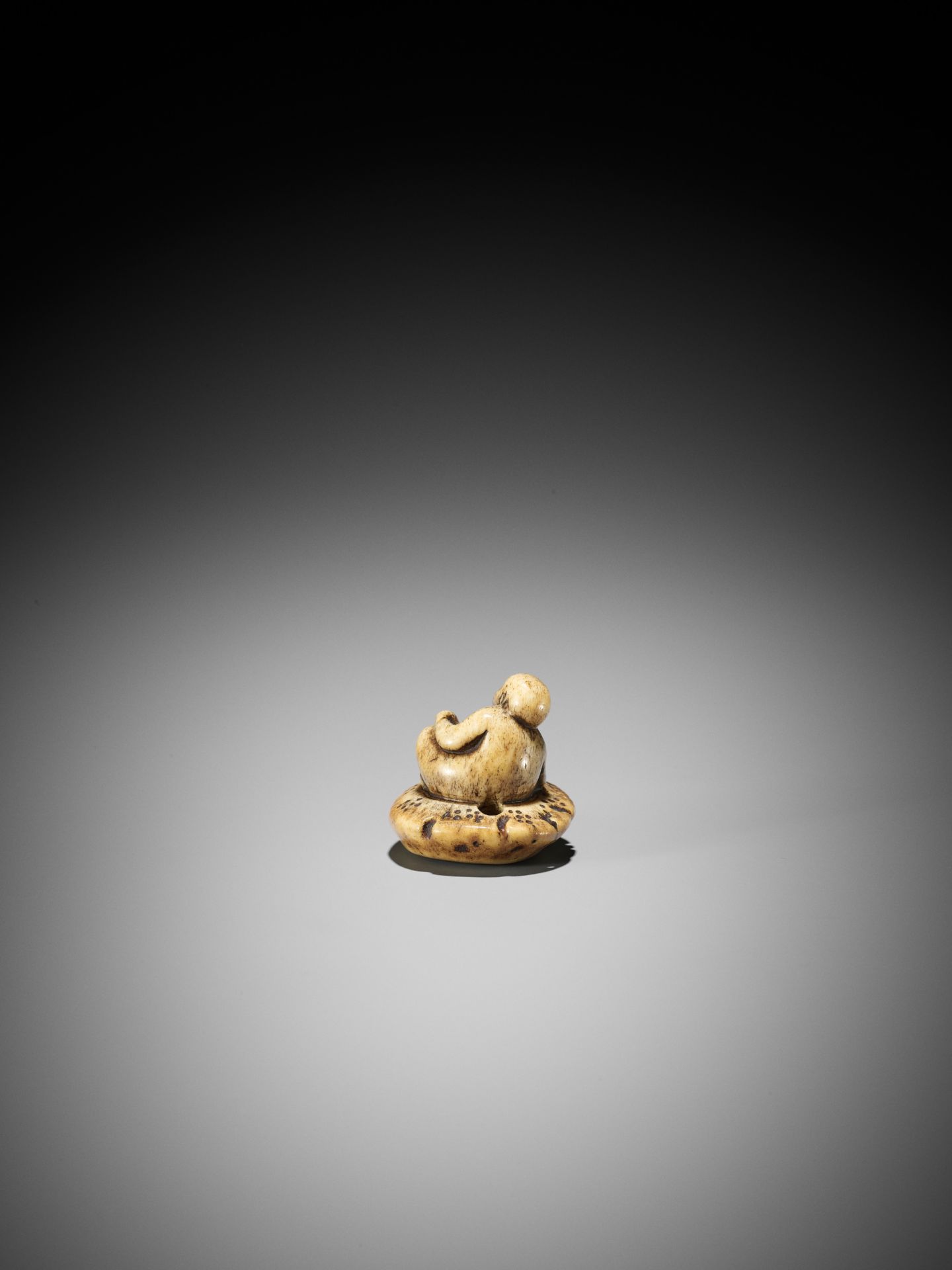 A STAG ANTLER NETSUKE OF A MONKEY HOLDING A PEACH - Image 5 of 8