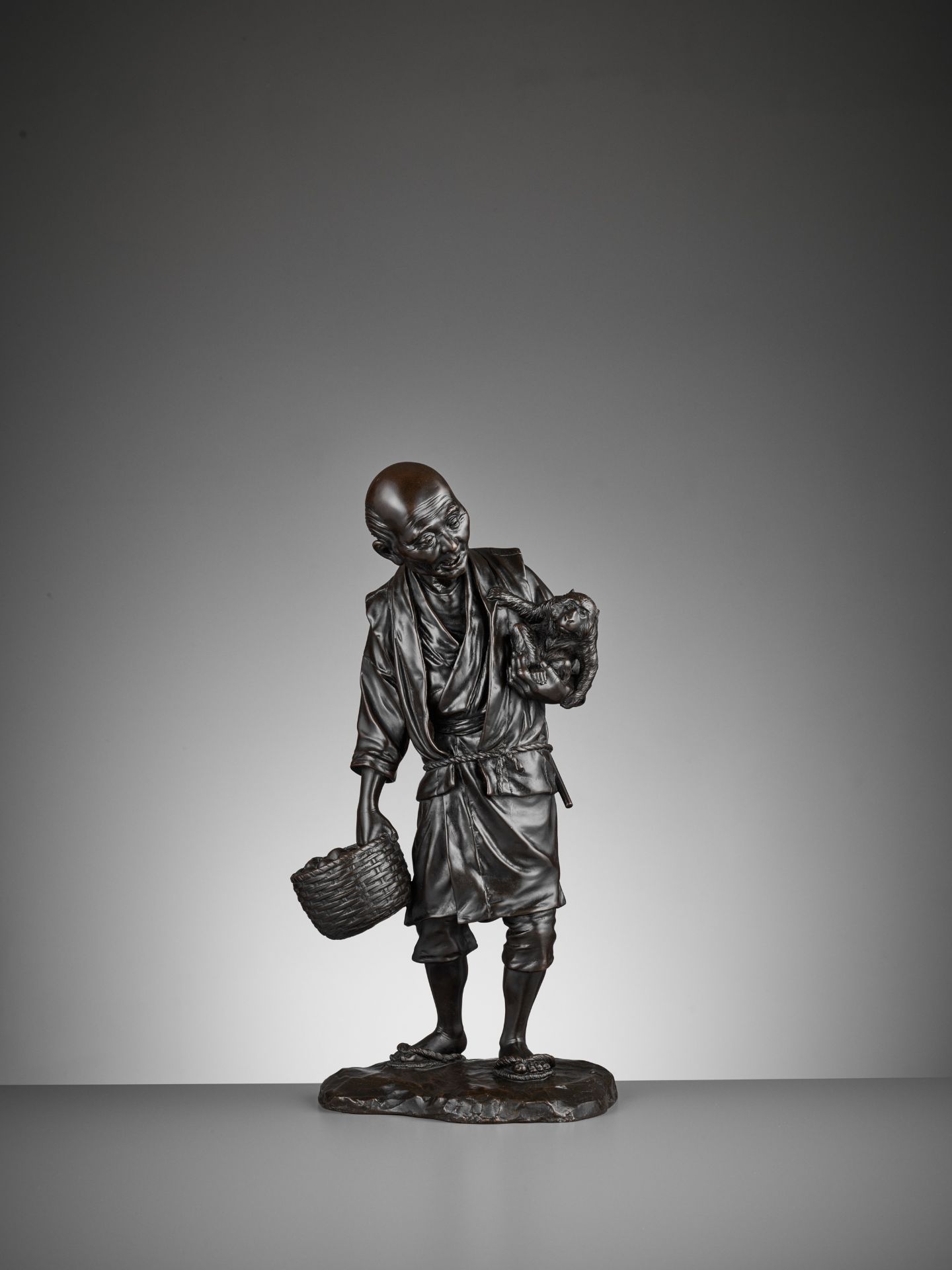 TAKAMITSU: A VERY FINE AND LARGE TOKYO SCHOOL BRONZE OKIMONO OF A MAN WITH A MONKEY - Bild 8 aus 10