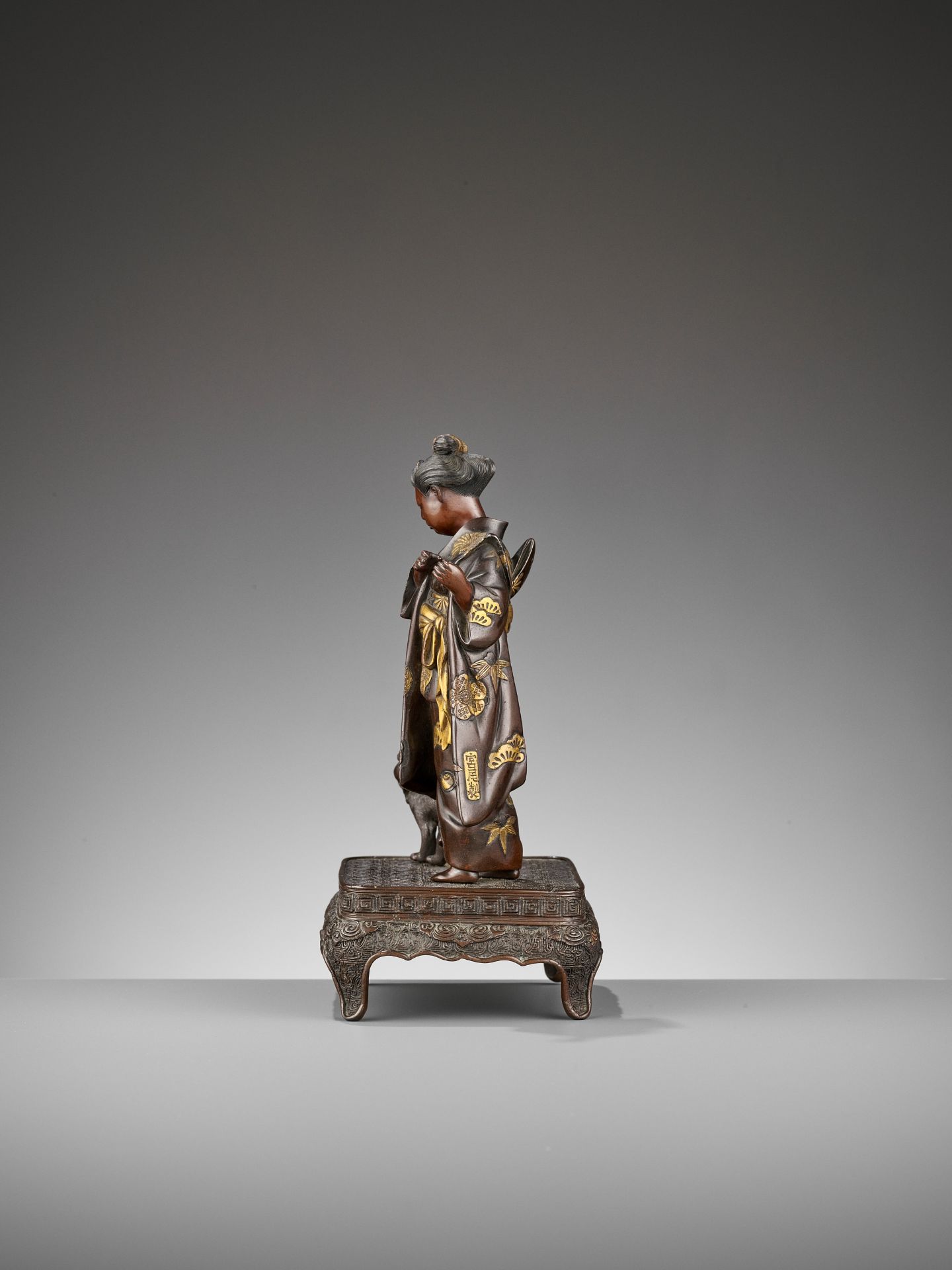 MIYAO: A RARE GOLD-INLAID BRONZE OKIMONO OF A LADY WITH CATS - Image 8 of 14