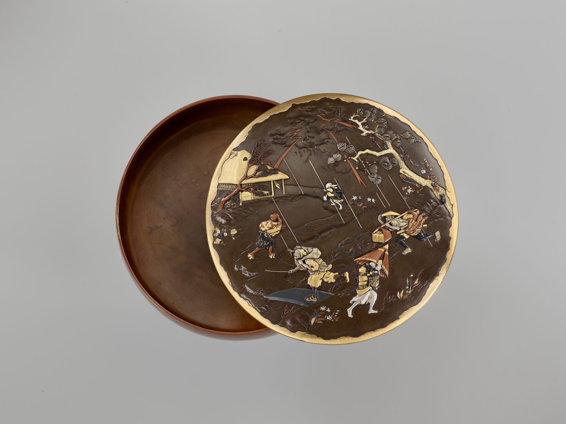 INOUE OF KYOTO: A SUPERB AND LARGE CIRCULAR INLAID BRONZE BOX AND COVER - Image 4 of 9