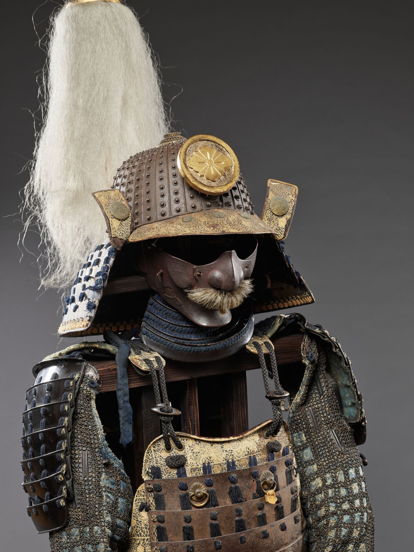 A SUIT OF ARMOR WITH A SUJIBACHI KABUTO BY KATSUHISA MYOCHIN AND A FALCON SASHIMONO - Image 4 of 12