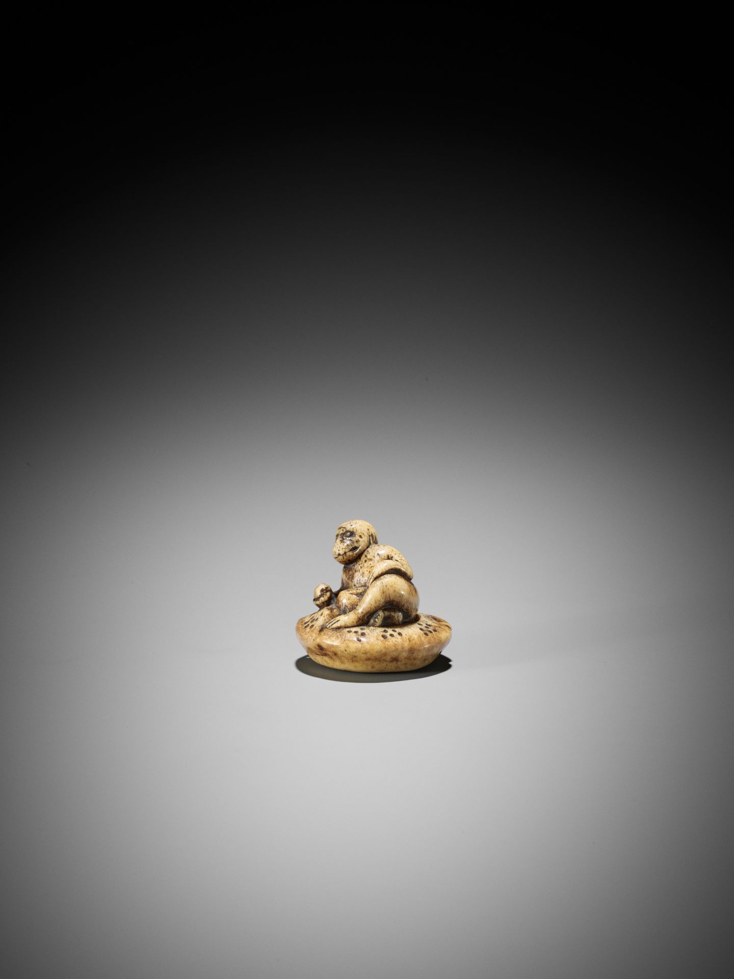 A STAG ANTLER NETSUKE OF A MONKEY HOLDING A PEACH - Image 4 of 8