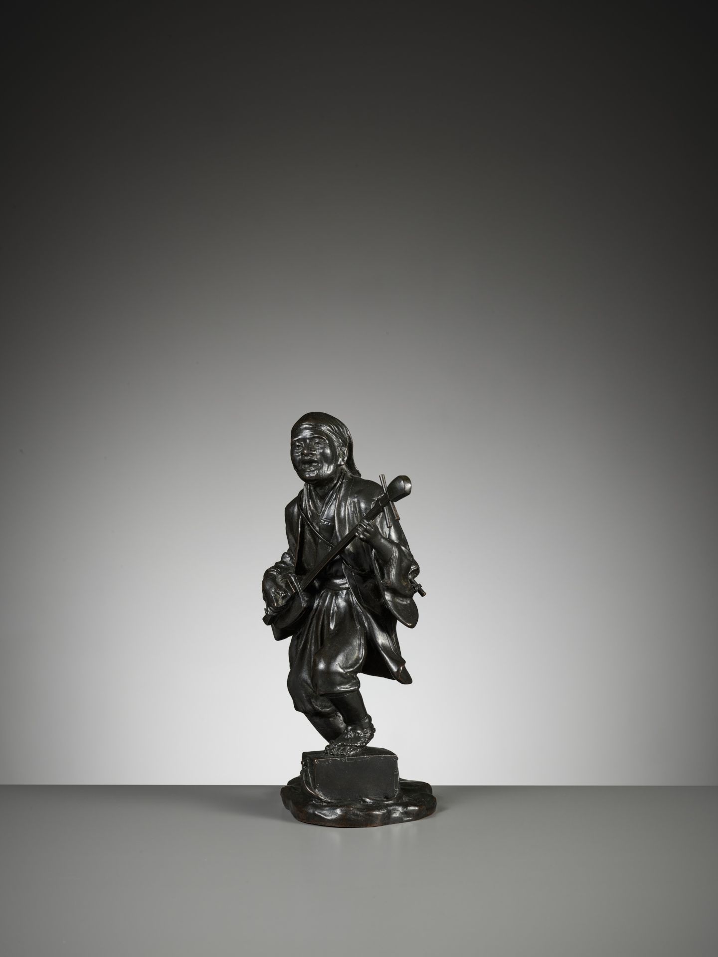 SEIYA: A BRONZE FIGURE OF A MUSICIAN PLAYING A SHAMISEN - Image 4 of 10