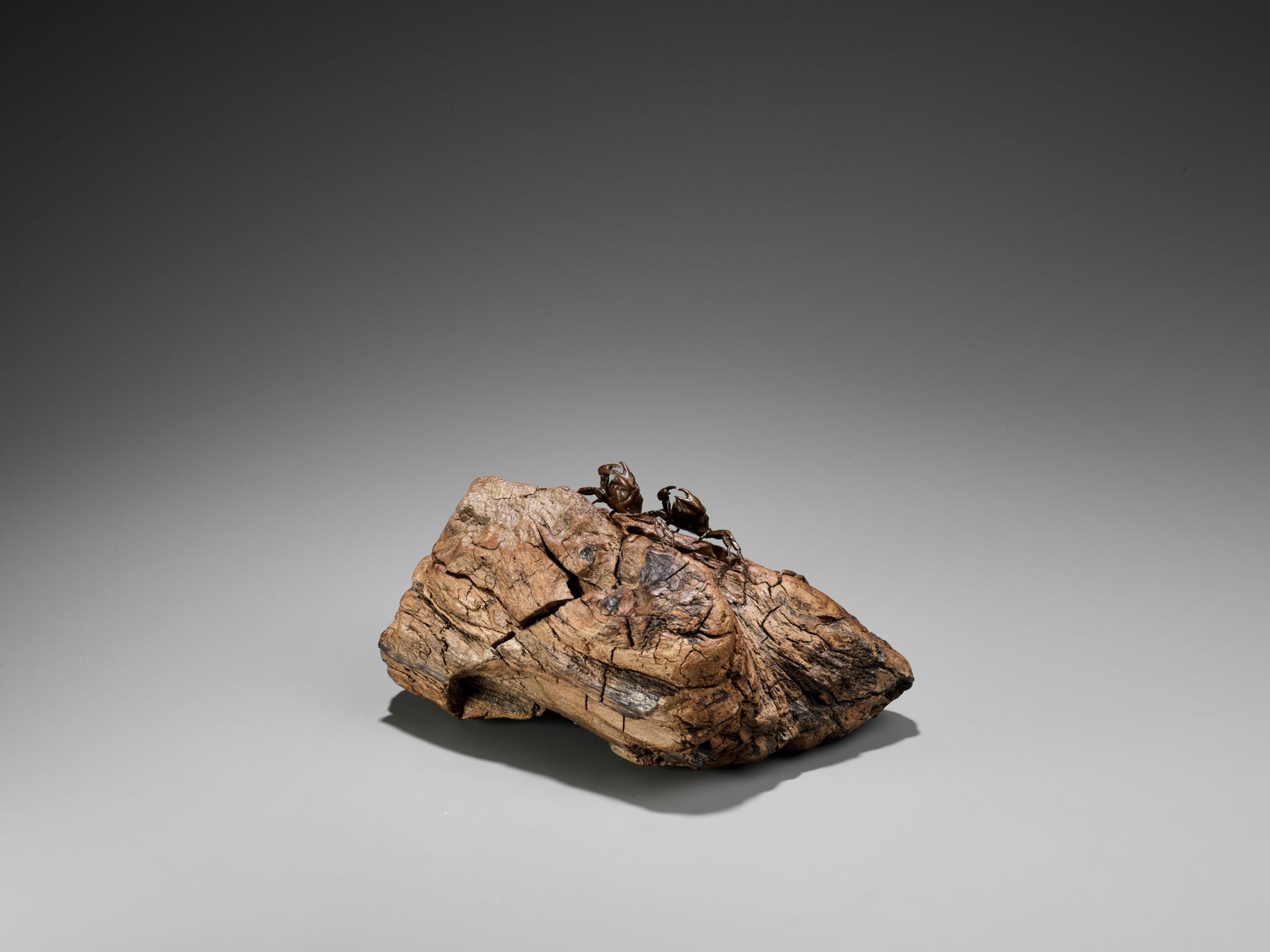 AN UNUSUAL BRONZE AND ROOTWOOD OKIMONO OF A CRAB ROCK - Image 7 of 8
