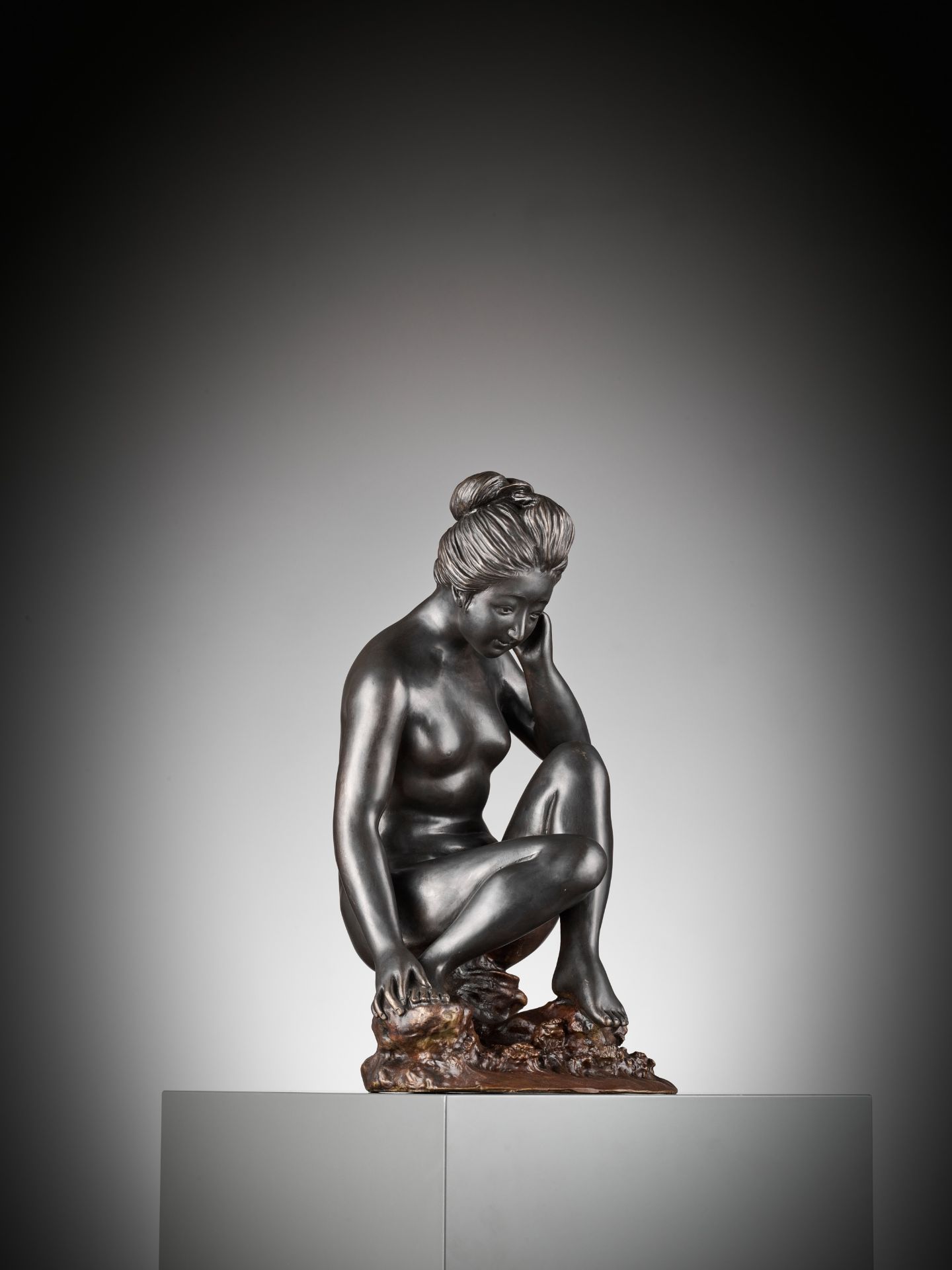 SANO TAKACHIKA: A MASTERFUL FIGURAL BRONZE STUDY OF A BATHING NUDE - Bild 12 aus 16