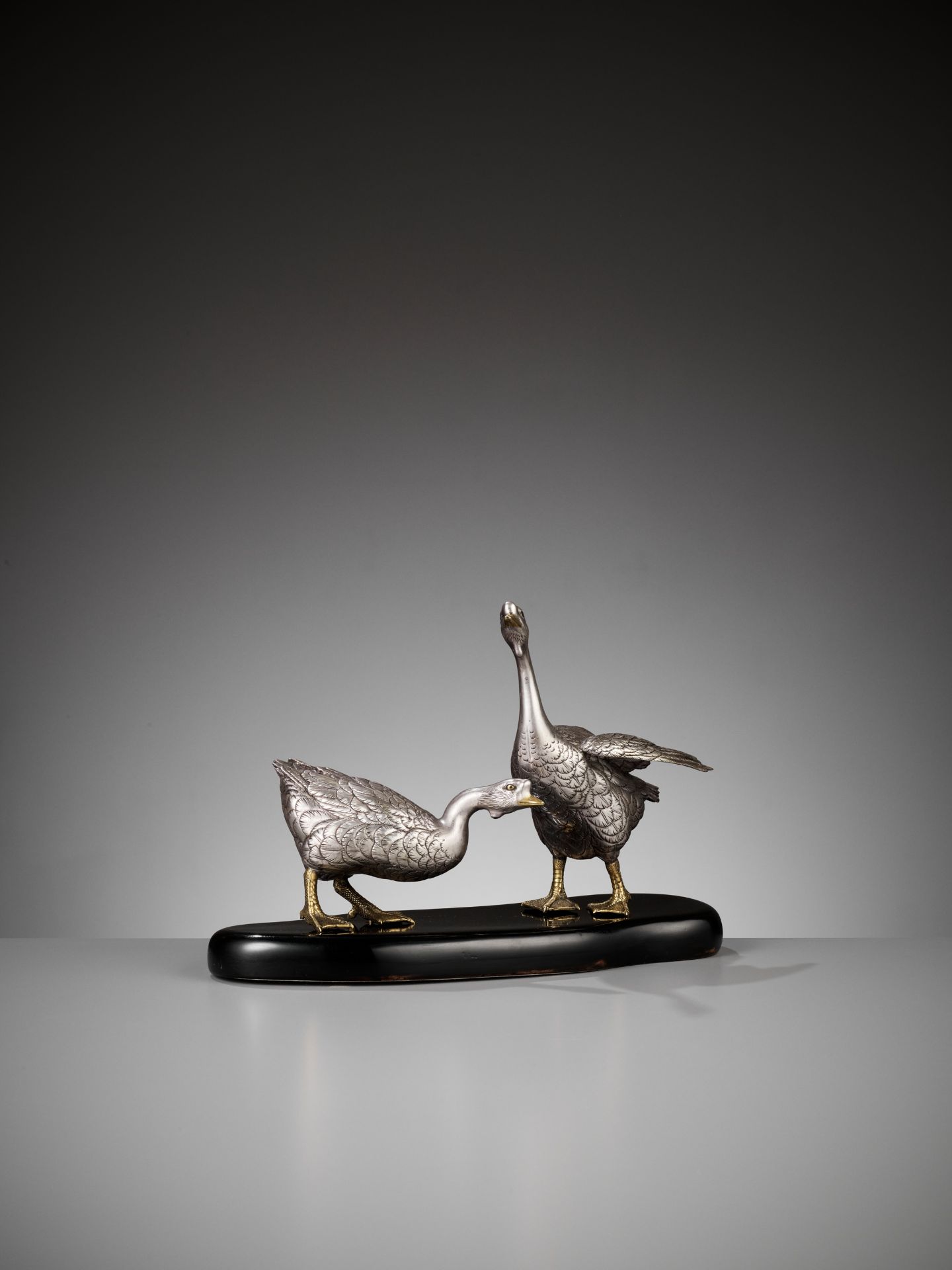 CHIKAYOSHI: A GILT AND SILVERED BRONZE OKIMONO OF TWO GEESE - Bild 8 aus 9