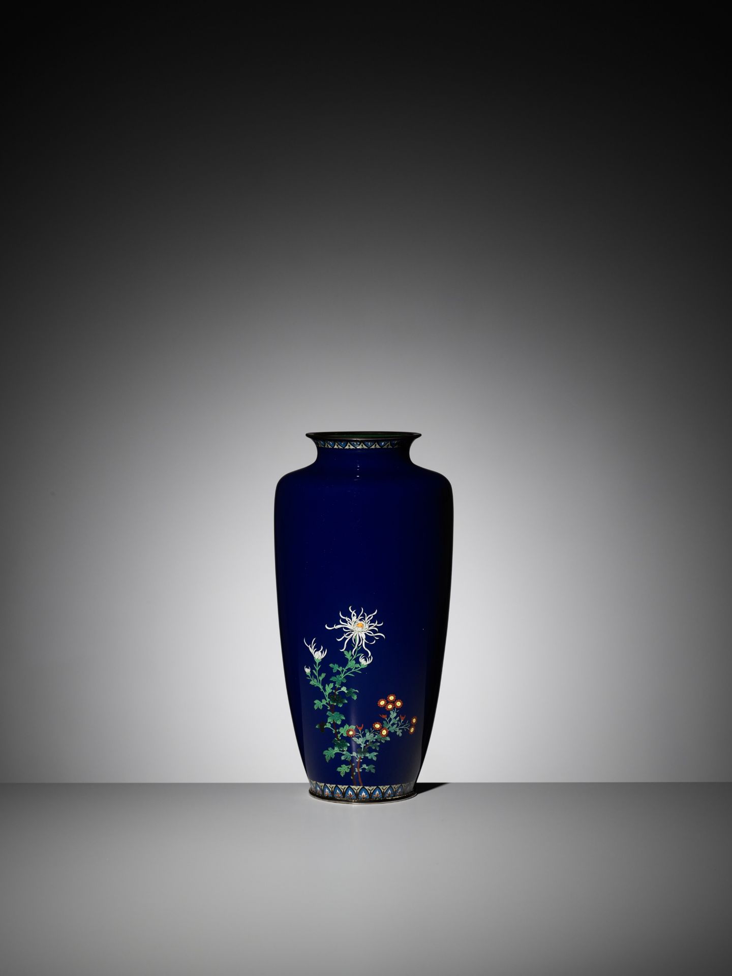A LARGE MIDNIGHT-BLUE CLOISONNÃ‰ VASE WITH FLOWERS - Image 3 of 10