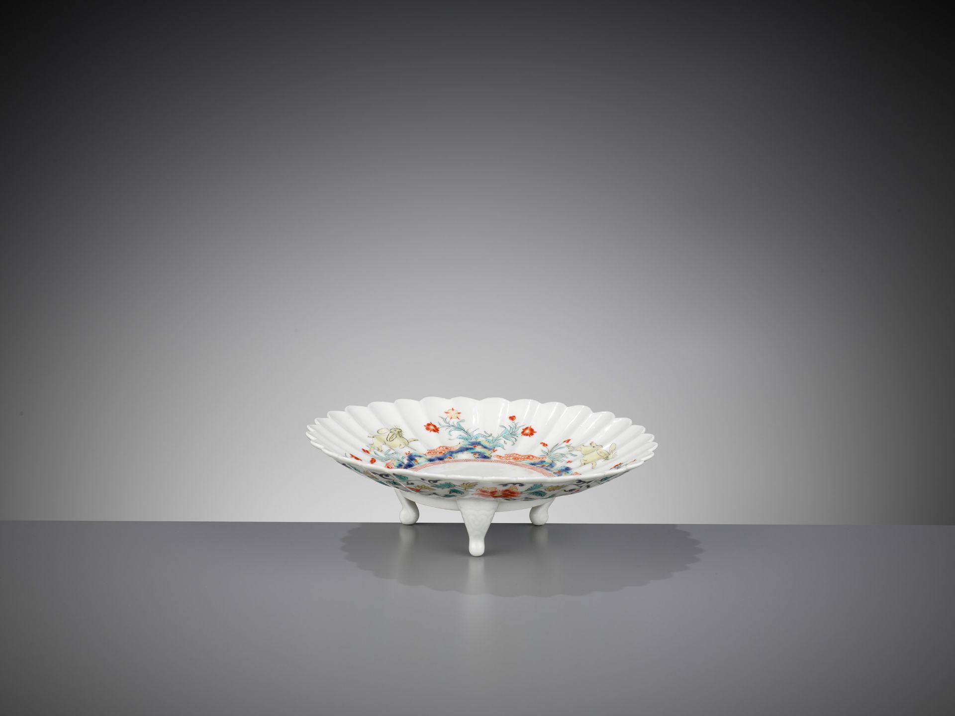 A VERY RARE 'MOON RABBIT' KAKIEMON TRIPOD CHRYSANTHEMUM-FORM DISH - Image 6 of 6