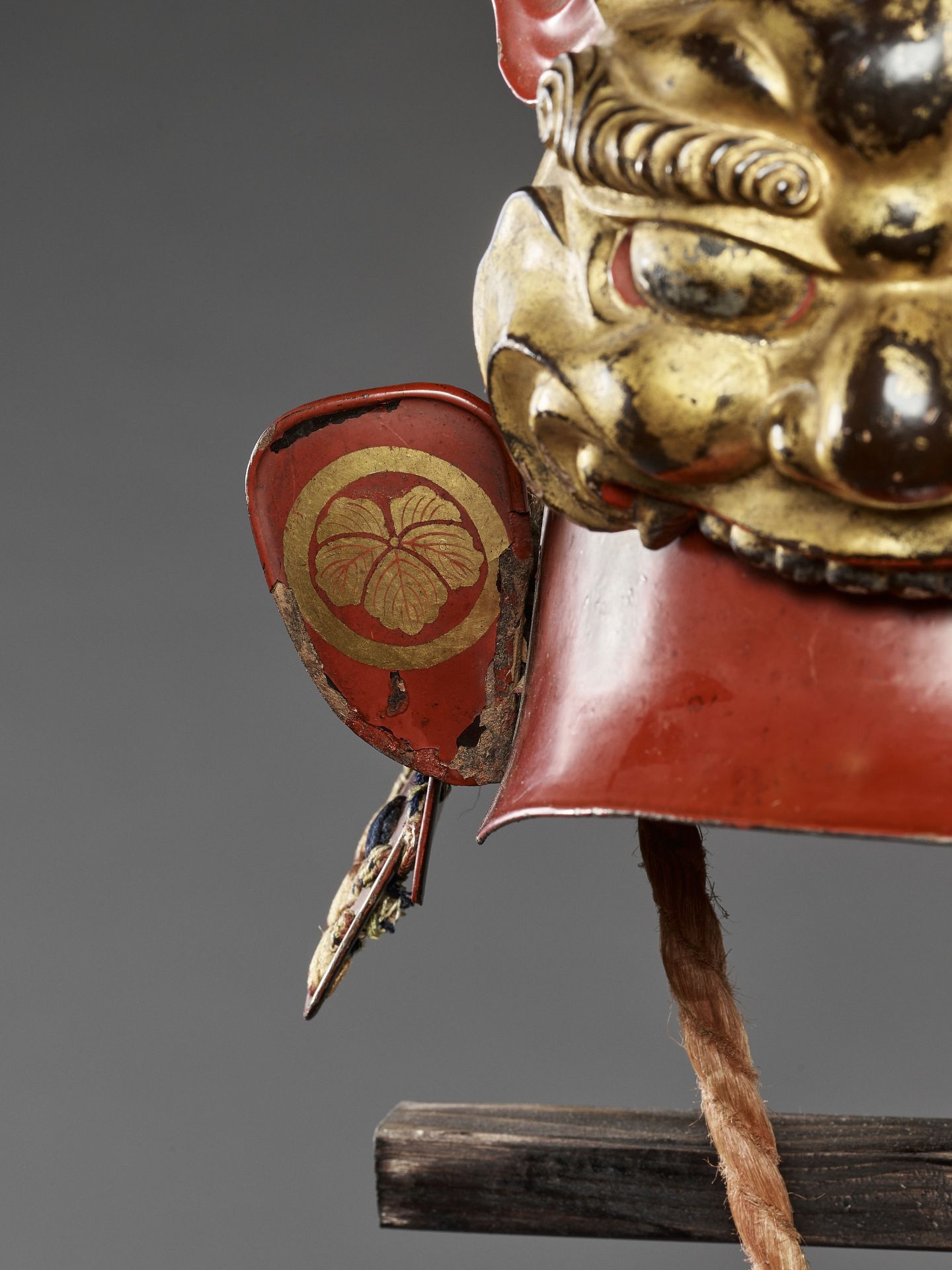 A RED-LACQUERED ZUNARI KABUTO WITH LION MASK MAEDATE - Image 4 of 10