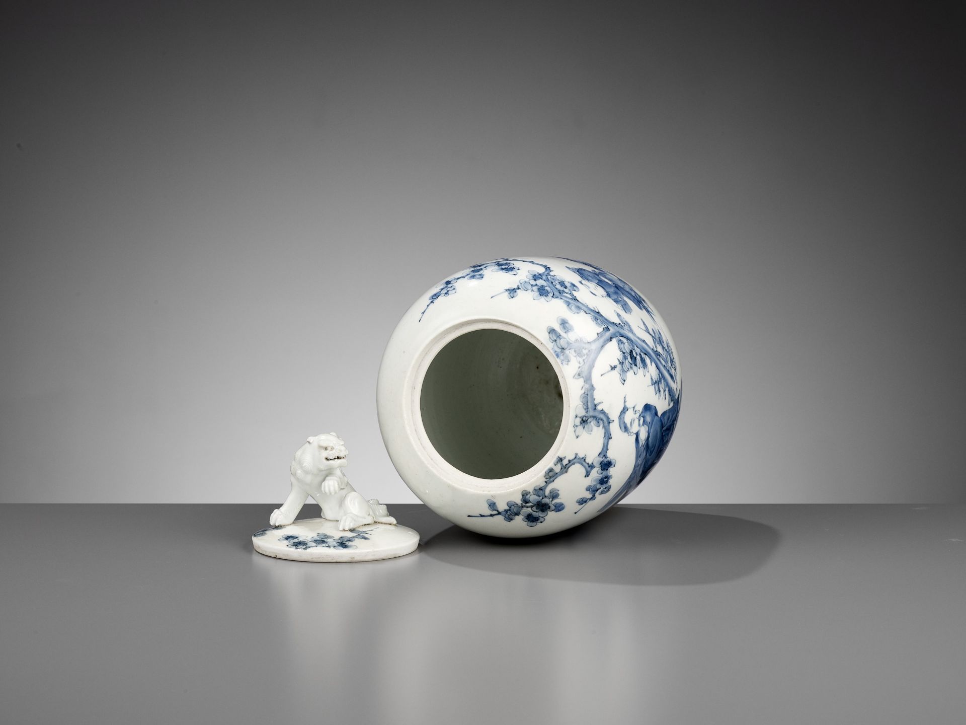 A LARGE HIRADO PORCELAIN OVOID WATER JAR (MIZUSASHI) AND COVER - Image 6 of 9