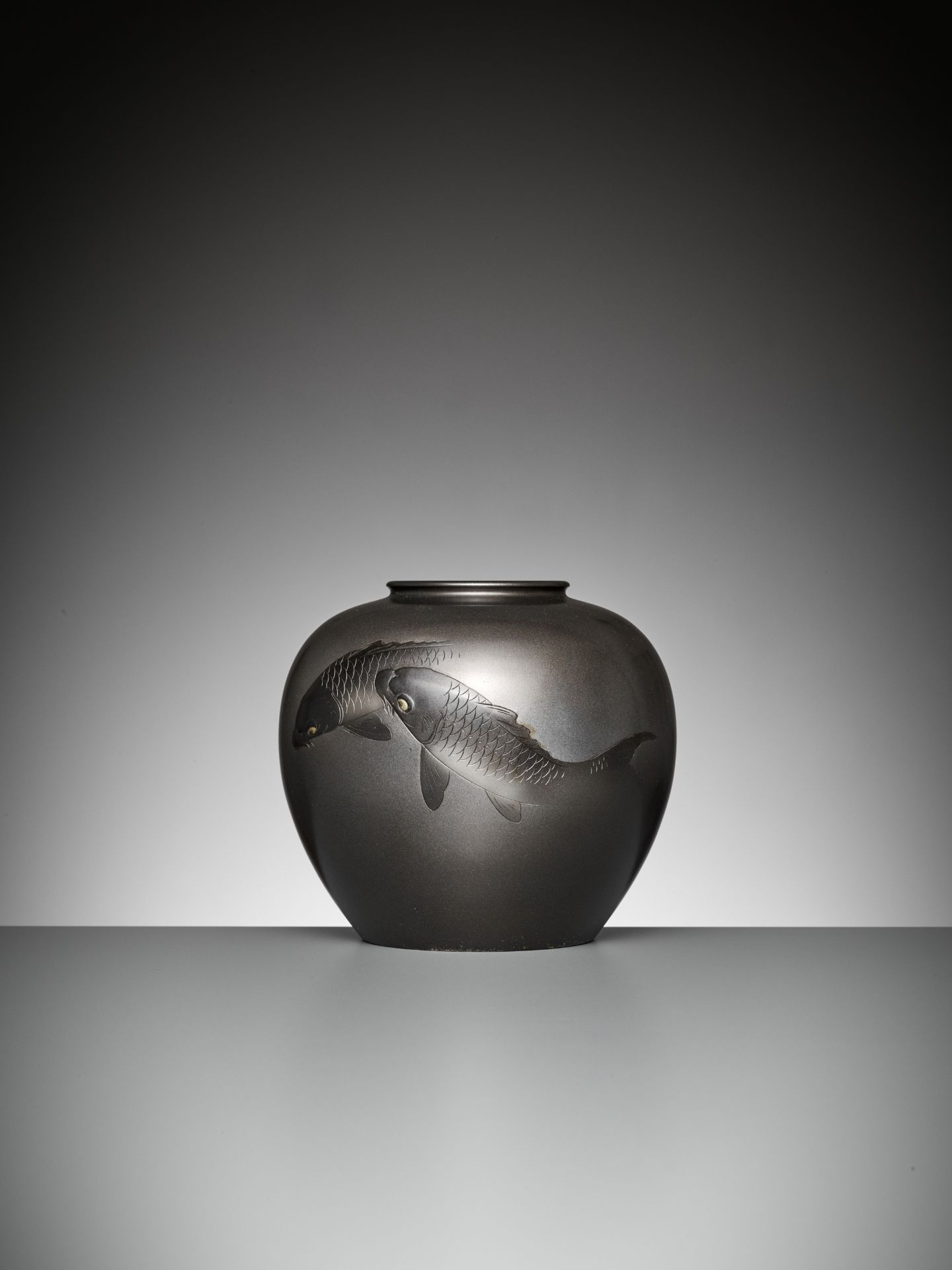 KOHO: A FINE BRONZE VASE WITH TWO CARPS - Image 3 of 12