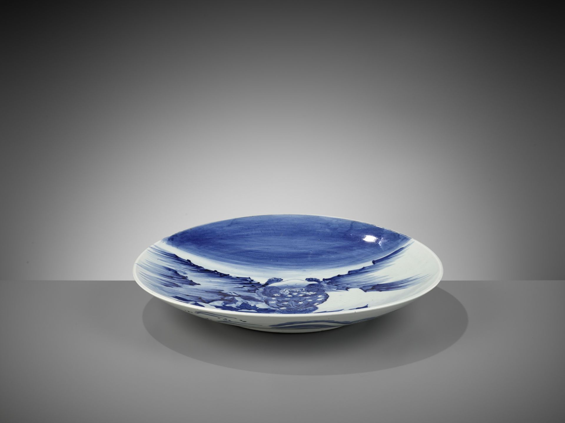 A MASSIVE BLUE AND WHITE ARITA PORCELAIN 'SHISHI' PLATE - Image 4 of 7