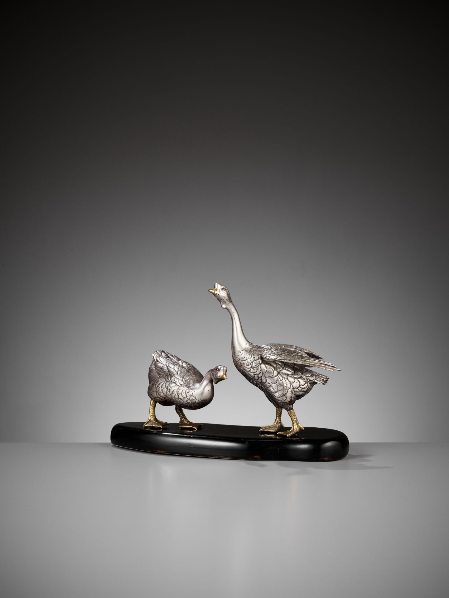 CHIKAYOSHI: A GILT AND SILVERED BRONZE OKIMONO OF TWO GEESE - Bild 3 aus 9