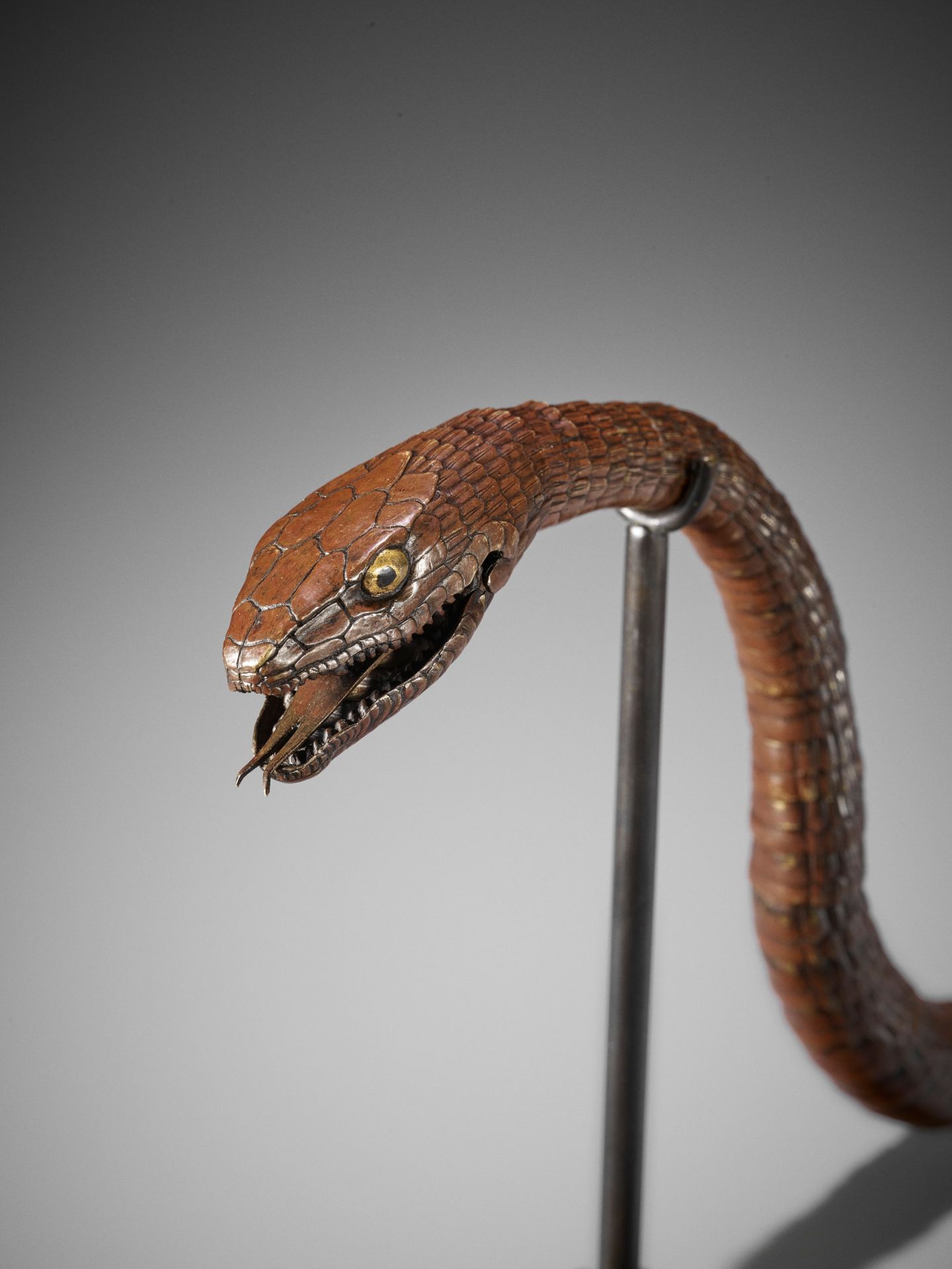 A RARE AND IMPRESSIVE PATINATED BRONZE ARTICULATED MODEL OF A SNAKE - Image 6 of 7