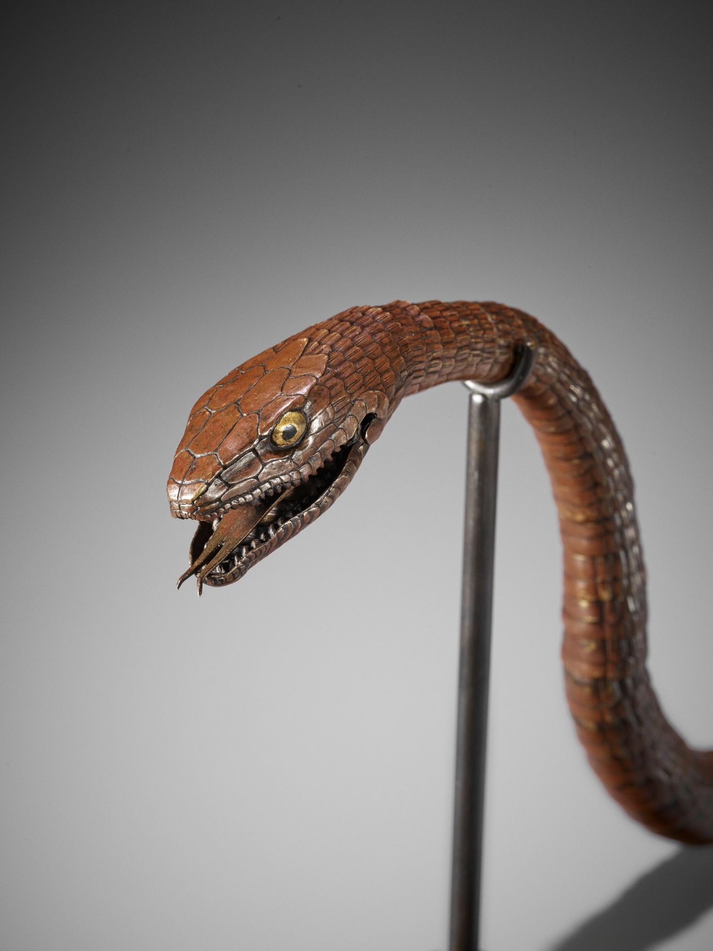 A RARE AND IMPRESSIVE PATINATED BRONZE ARTICULATED MODEL OF A SNAKE - Bild 6 aus 7