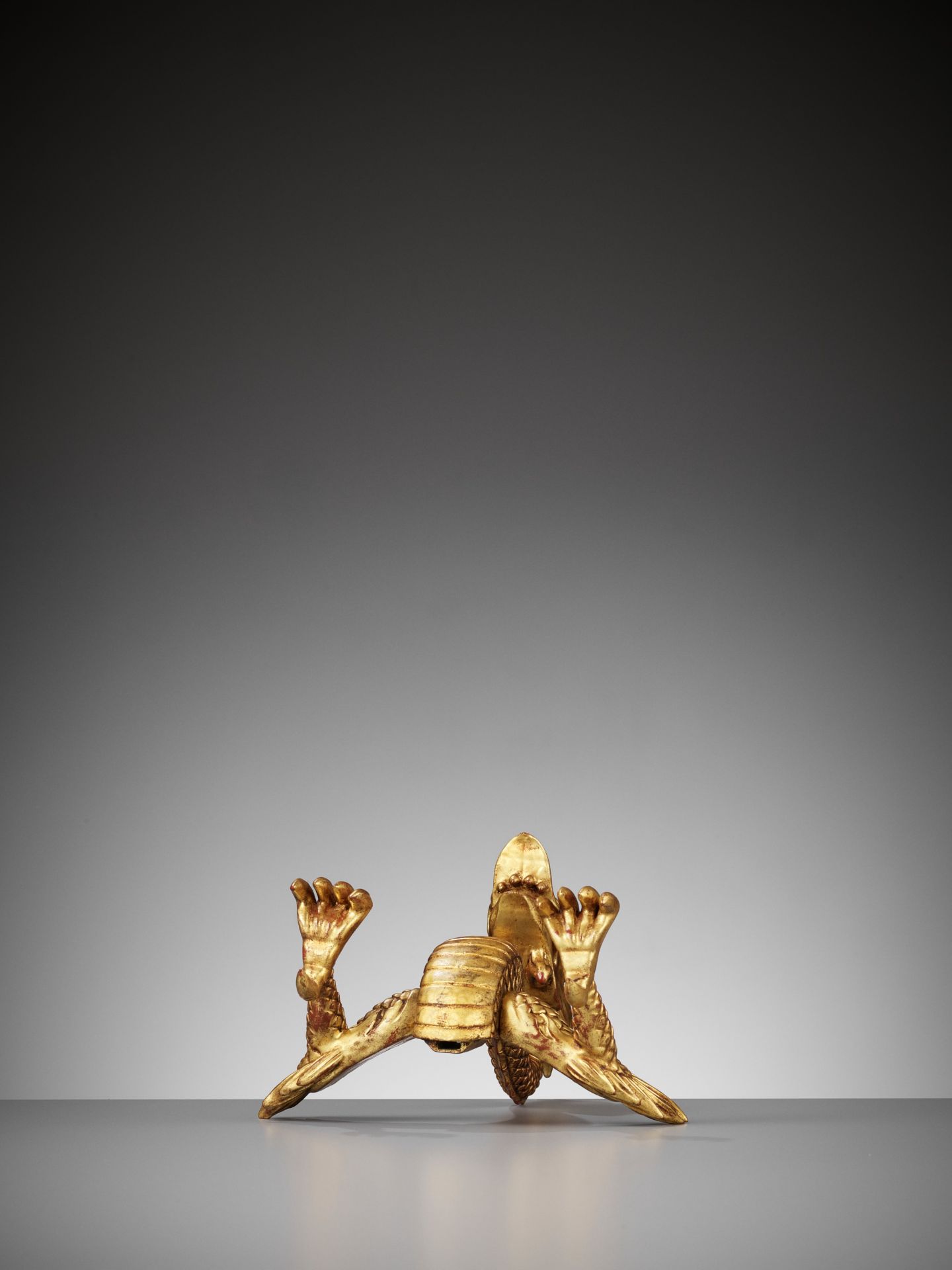 A RARE GOLD-LACQUERED WOOD MAEDATE IN THE FORM OF A DRAGON - Image 9 of 13