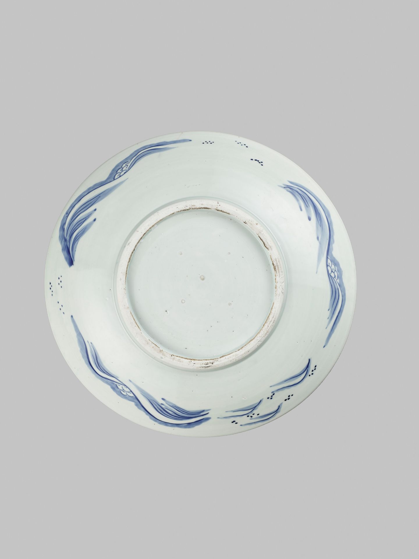 A MASSIVE BLUE AND WHITE ARITA PORCELAIN 'SHISHI' PLATE - Image 5 of 7