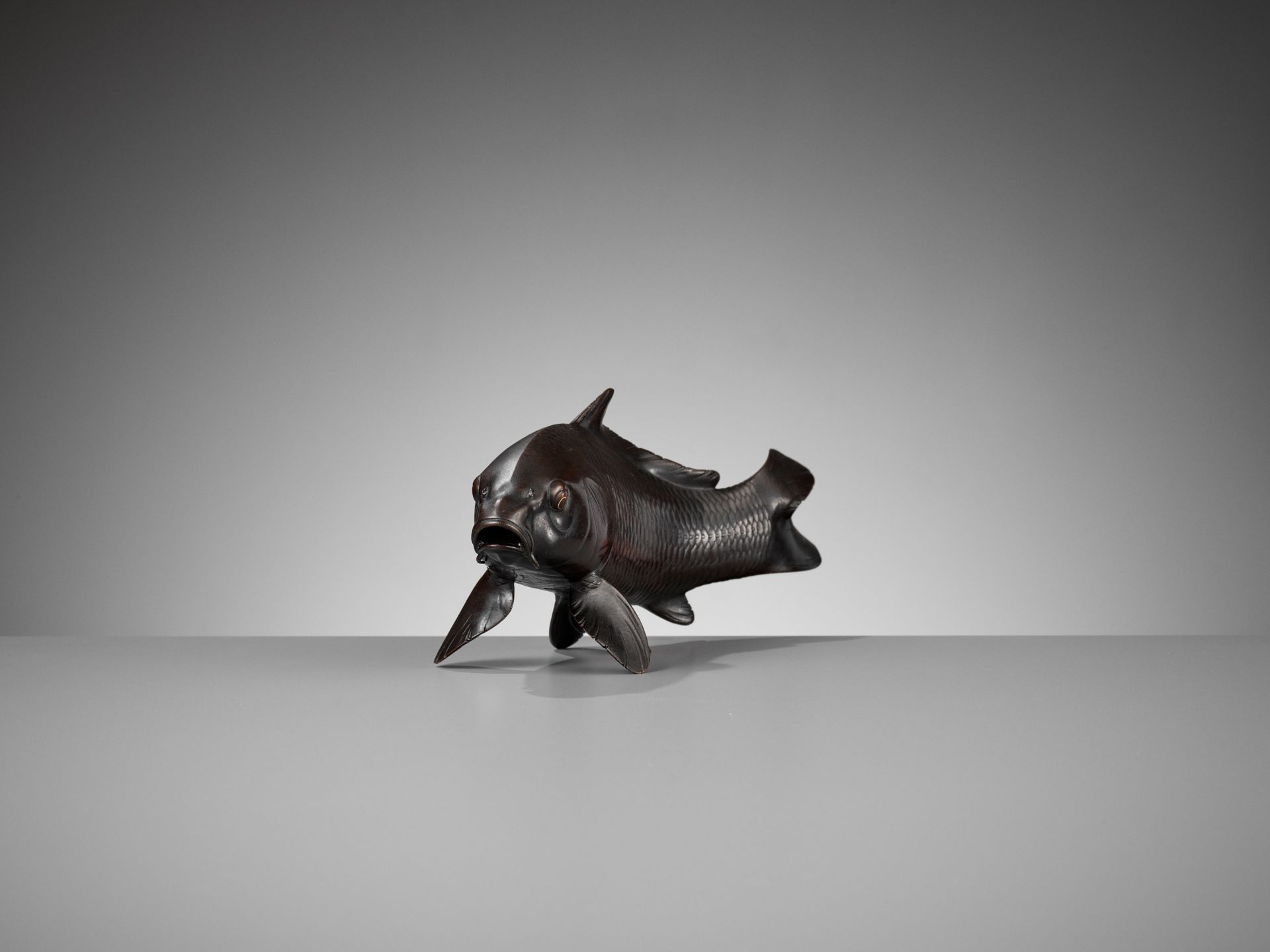 OSHIMA JOUN: A SUPERB BRONZE OKIMONO OF A CARP - Bild 4 aus 10