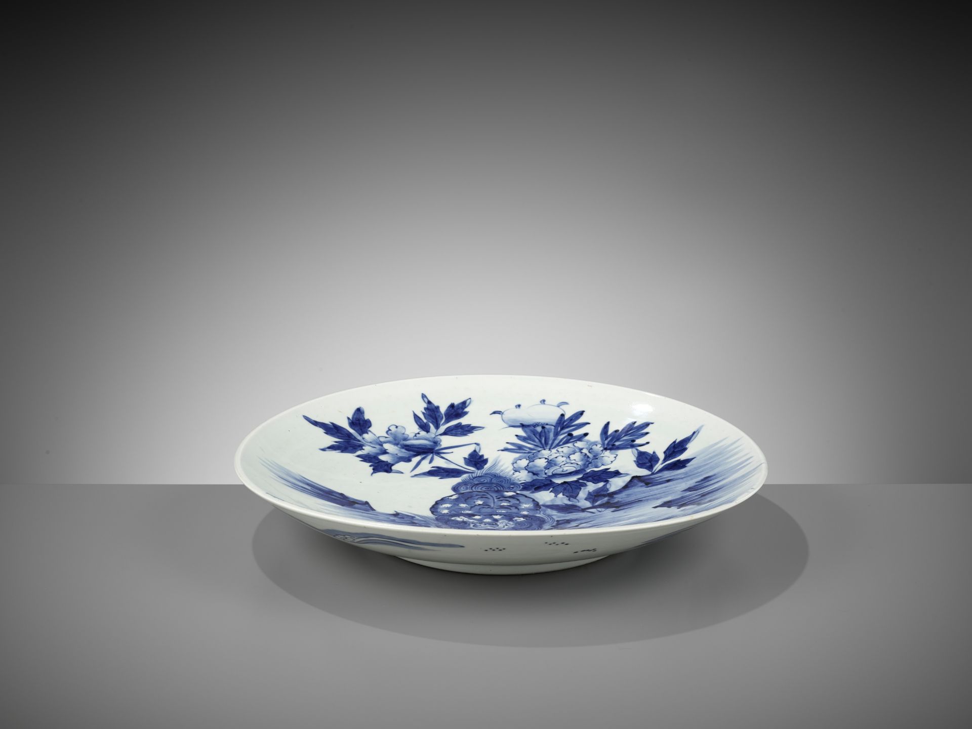 A MASSIVE BLUE AND WHITE ARITA PORCELAIN 'SHISHI' PLATE - Image 3 of 7