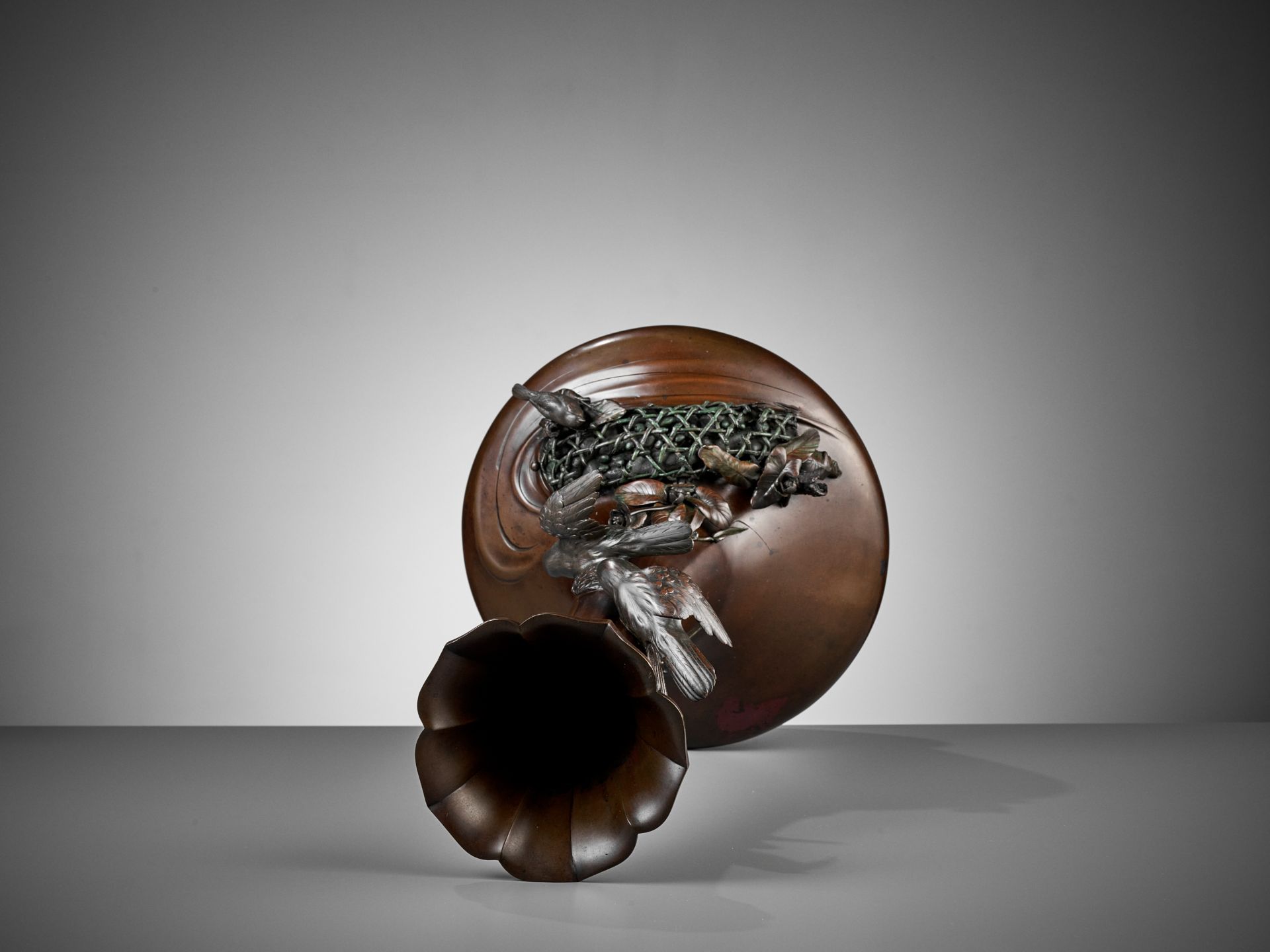 A LARGE INLAID BRONZE VASE WITH SPARROWS - Image 7 of 9