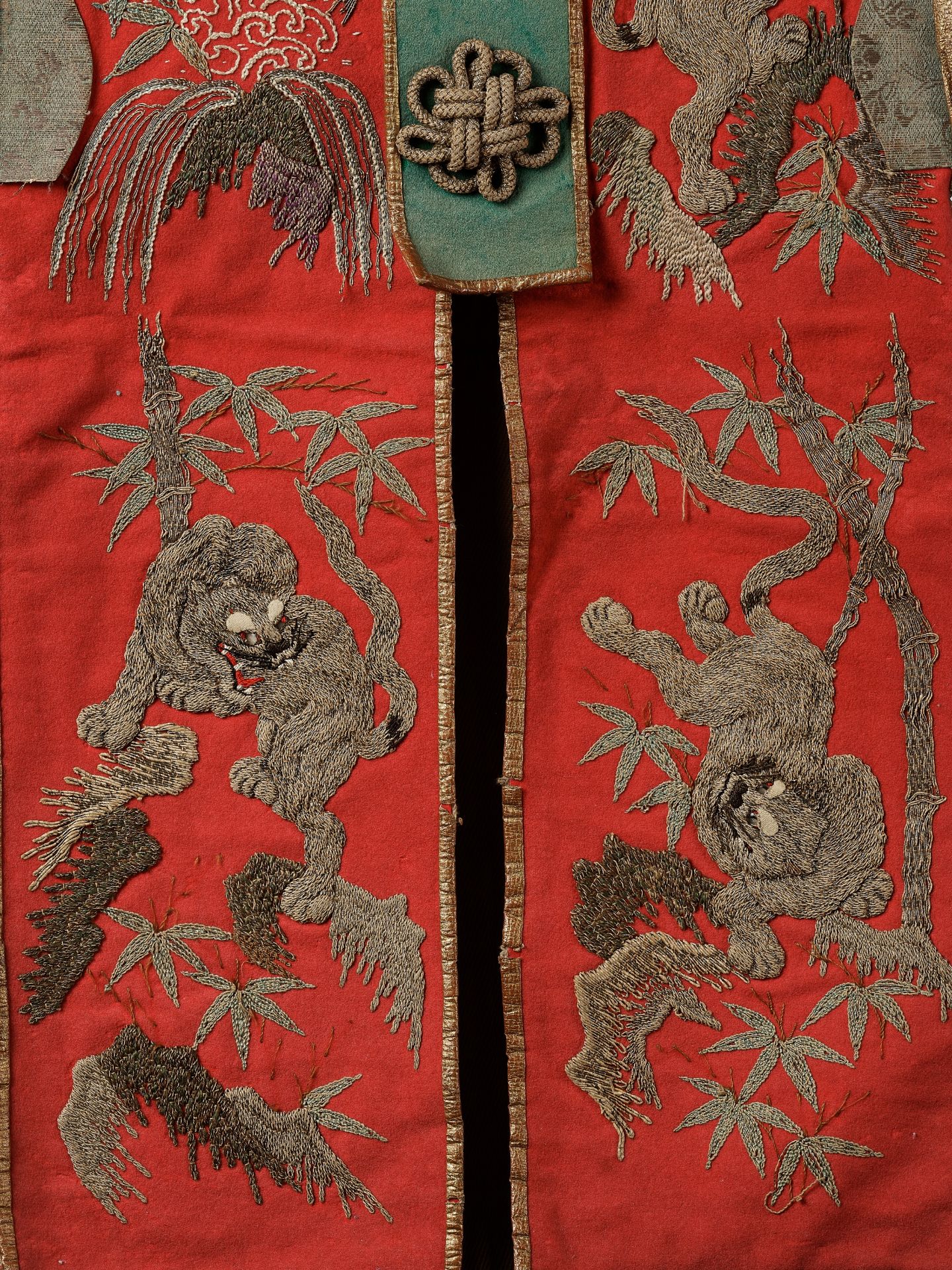 A JINBAORI (ARMOR SURCOAT) DEPICTING KATO KIYOMASA SLAYING A TIGER - Bild 5 aus 8