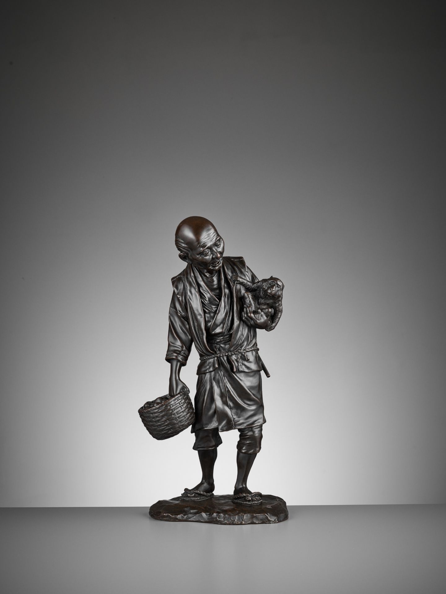 TAKAMITSU: A VERY FINE AND LARGE TOKYO SCHOOL BRONZE OKIMONO OF A MAN WITH A MONKEY - Bild 7 aus 10