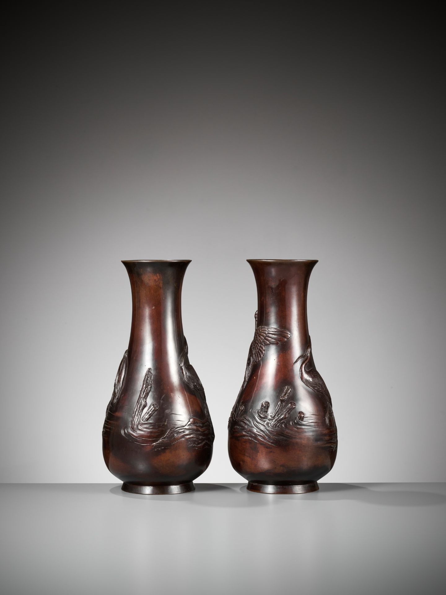 A PAIR OF BRONZE VASES DEPICTING EGRETS - Image 4 of 8
