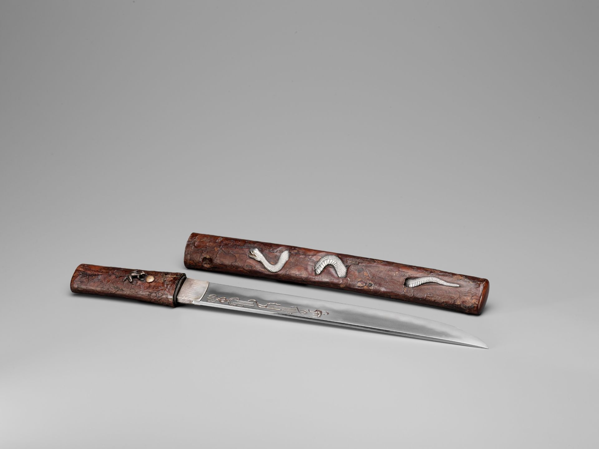 A TANTO IN A SUPERBLY INLAID SAYA WITH SANSUKUMI MOTIF - Image 2 of 10