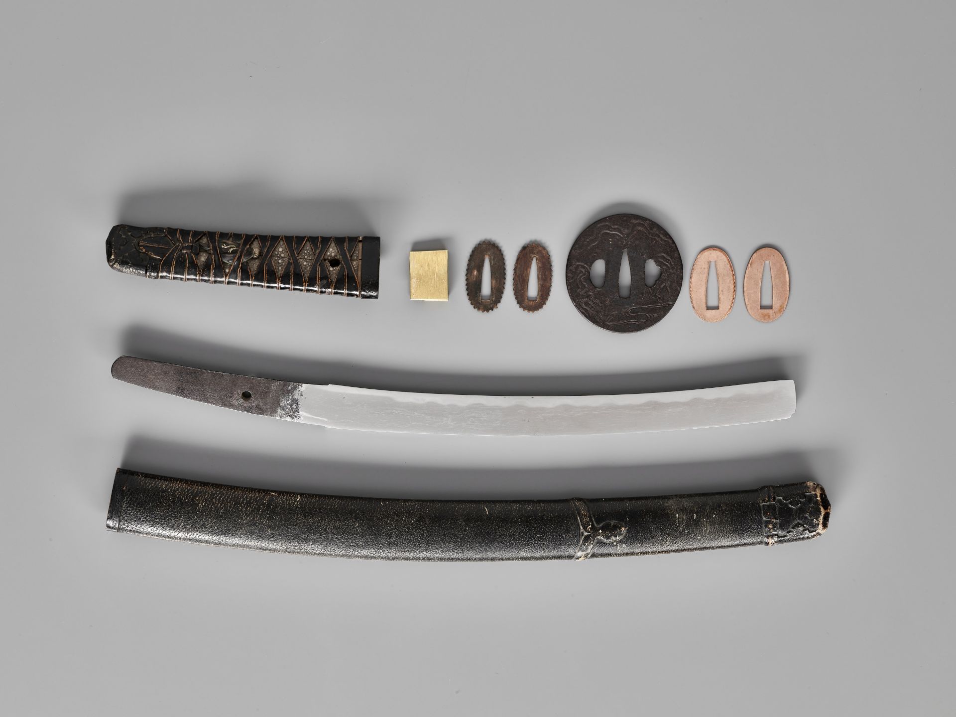 AN EXTREMELY RARE KUBIKIRI ('HEAD-CUTTER') TANTO IN KOSHIRAE - Image 3 of 6