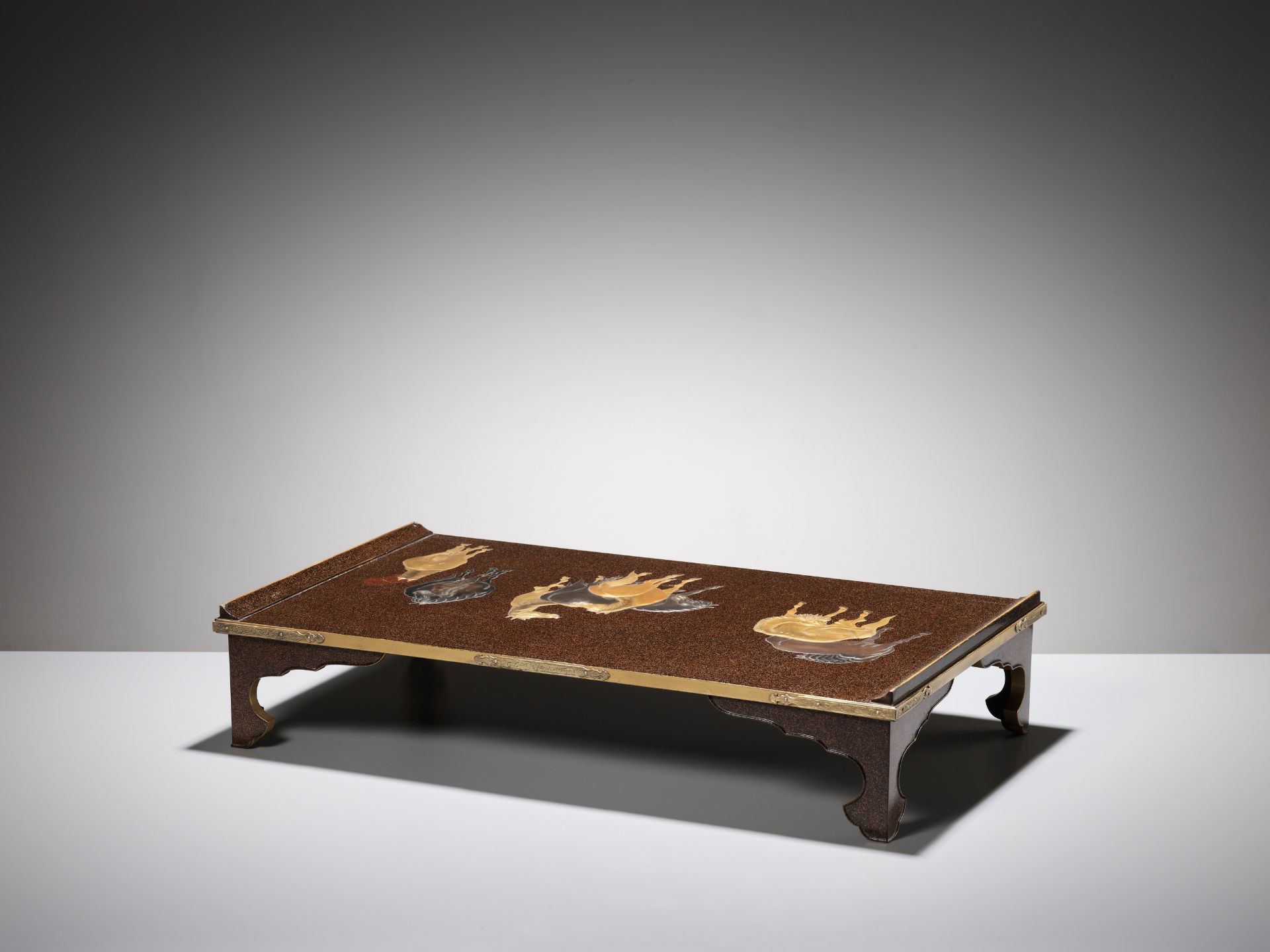 A RARE AND FINE LACQUER BUNDAI (WRITING TABLE) WITH SEVEN HORSES - Image 6 of 8