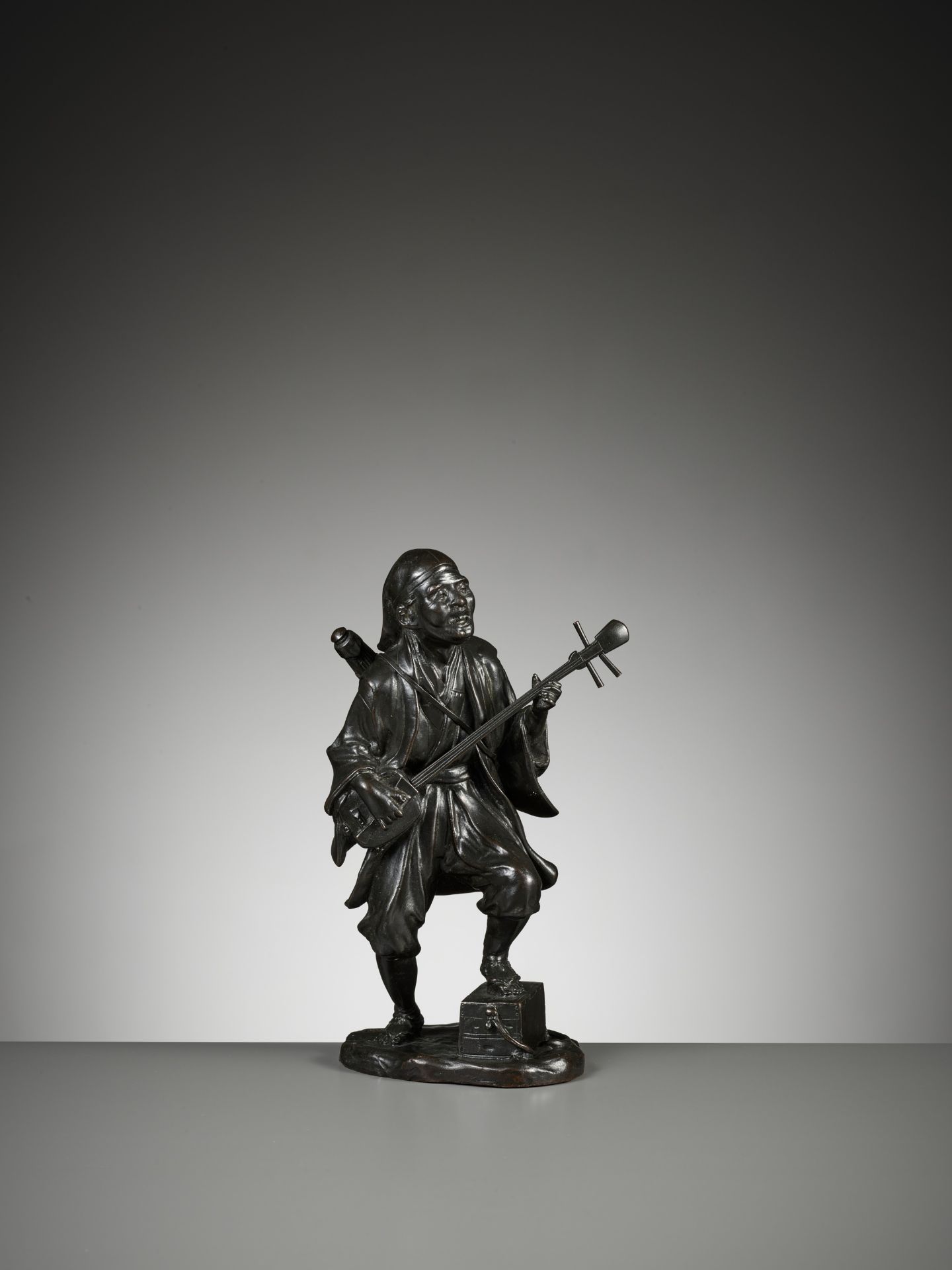 SEIYA: A BRONZE FIGURE OF A MUSICIAN PLAYING A SHAMISEN - Image 8 of 10