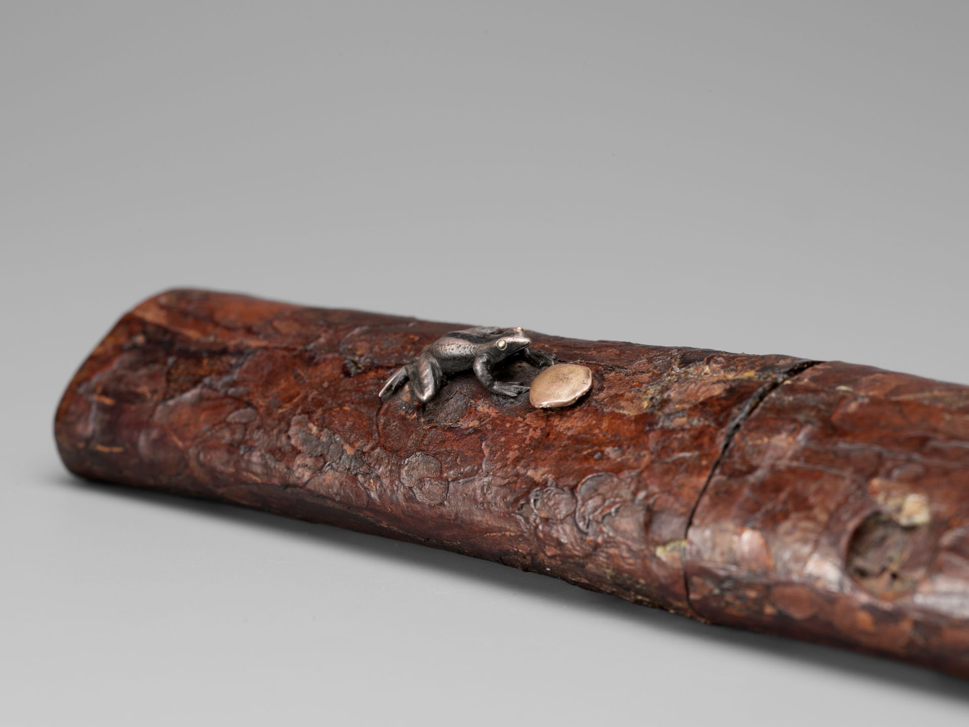 A TANTO IN A SUPERBLY INLAID SAYA WITH SANSUKUMI MOTIF - Image 4 of 10