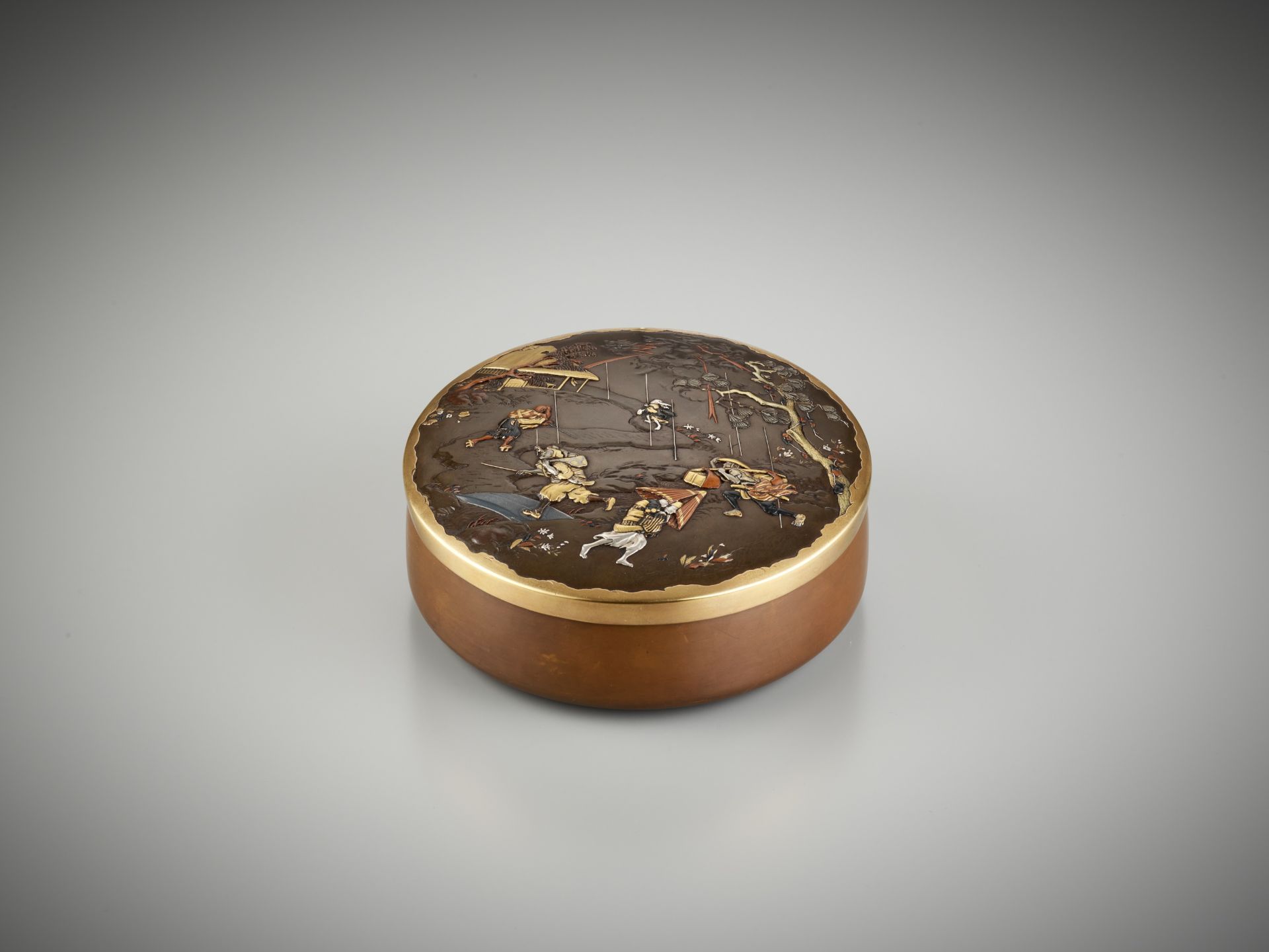 INOUE OF KYOTO: A SUPERB AND LARGE CIRCULAR INLAID BRONZE BOX AND COVER - Image 2 of 9