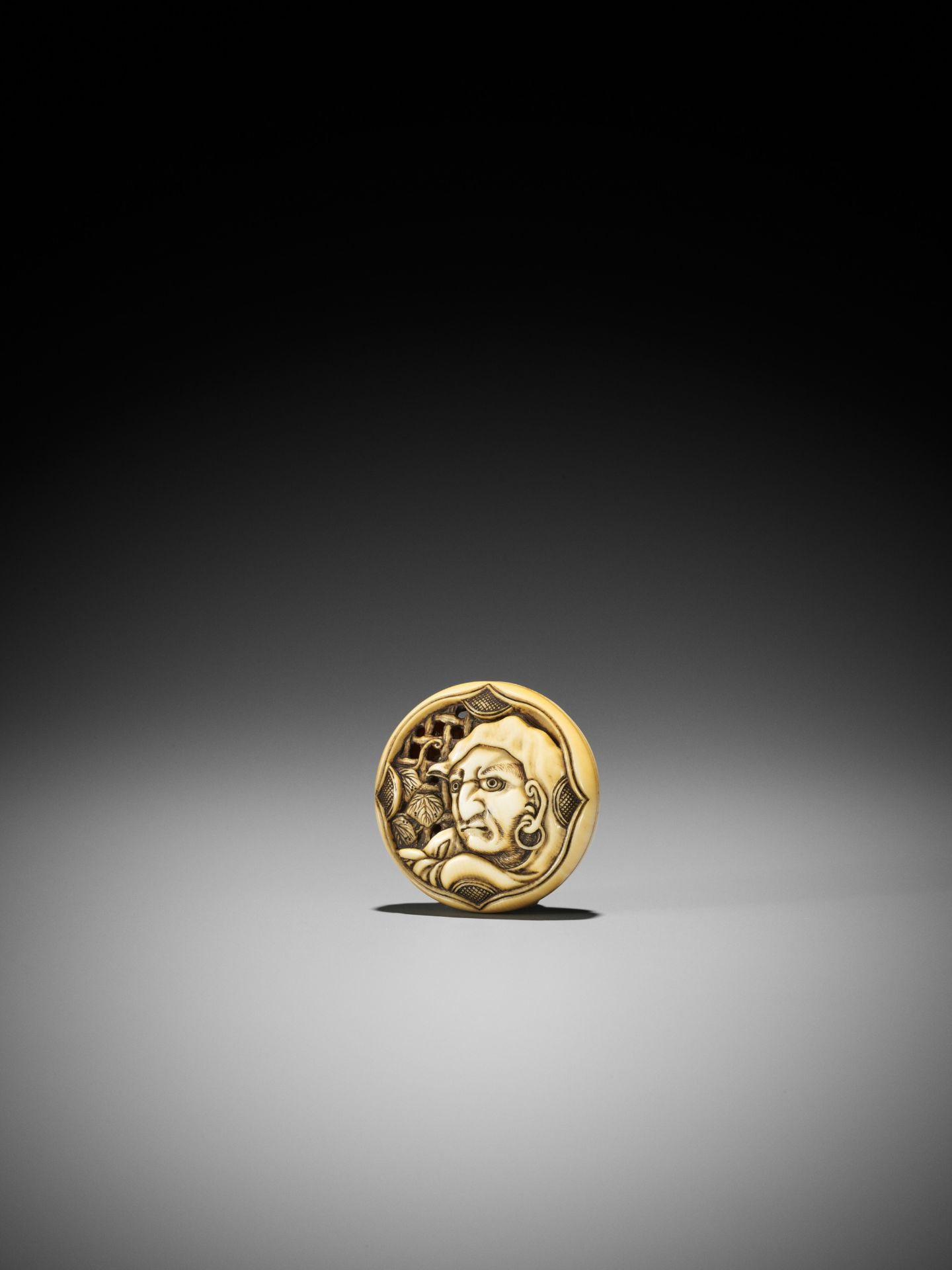 A FINE IVORY RYUSA MANJU NETSUKE WITH DARUMA, ATTRIBUTED TO RENSAI - Image 3 of 8