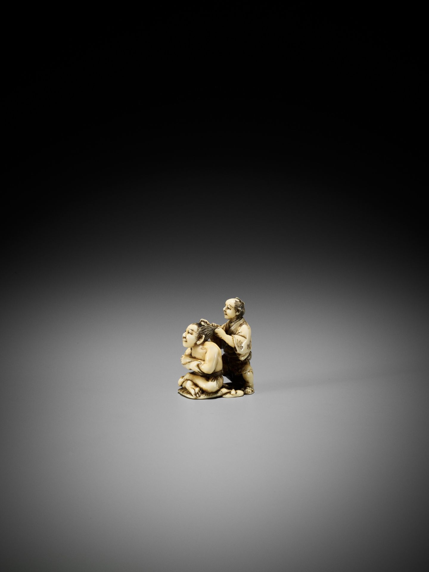 GYOKUSAI: A RARE IVORY NETSUKE OF A SUMO WRESTLER AND HAIRDRESSER - Image 2 of 9