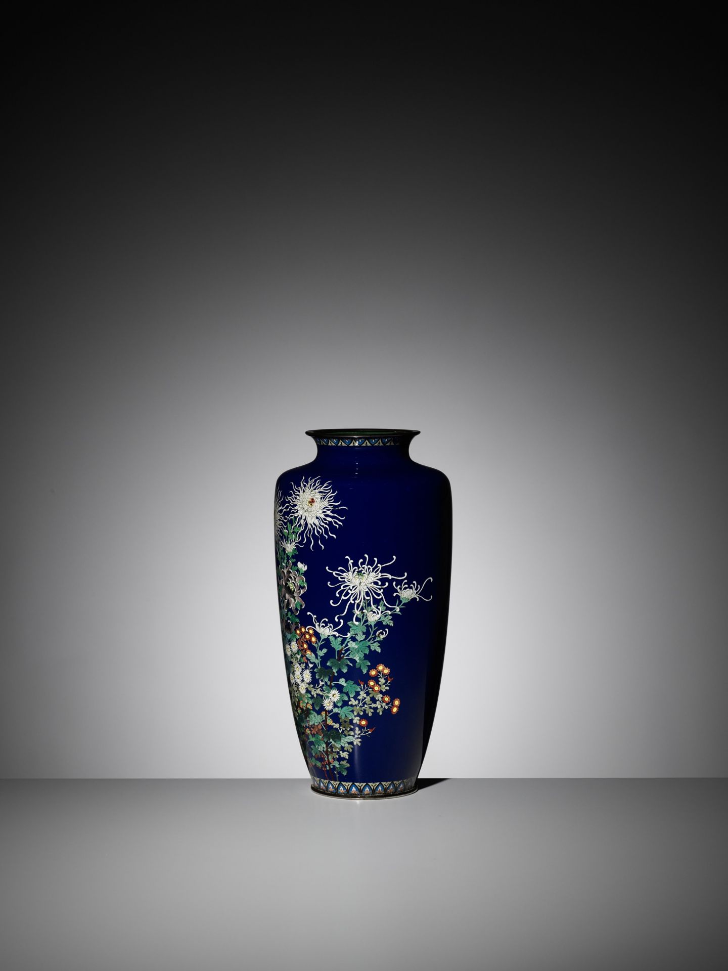 A LARGE MIDNIGHT-BLUE CLOISONNÃ‰ VASE WITH FLOWERS - Image 4 of 10