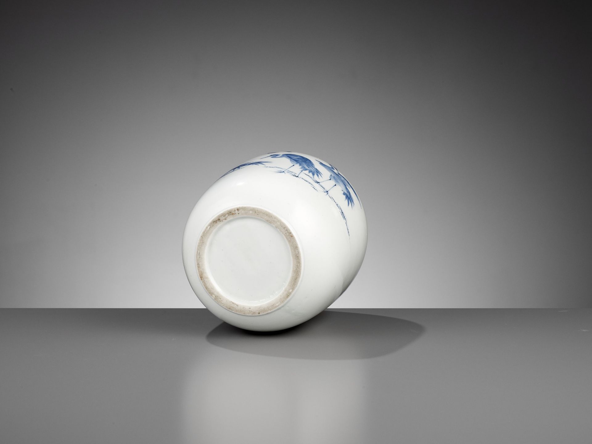 A LARGE HIRADO PORCELAIN OVOID WATER JAR (MIZUSASHI) AND COVER - Image 7 of 9