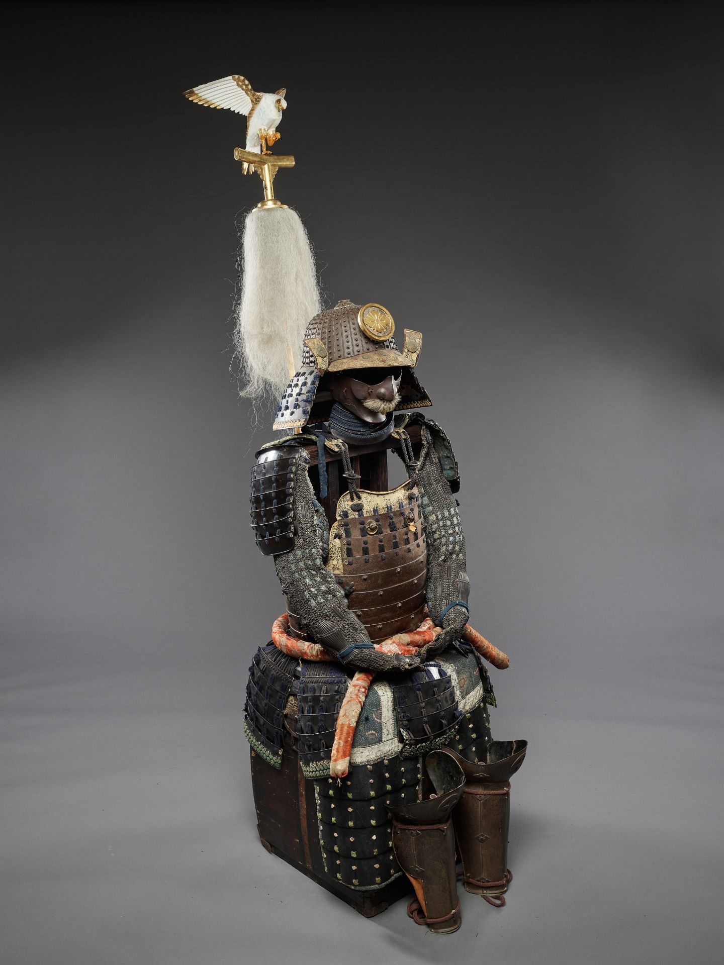 A SUIT OF ARMOR WITH A SUJIBACHI KABUTO BY KATSUHISA MYOCHIN AND A FALCON SASHIMONO - Image 12 of 12
