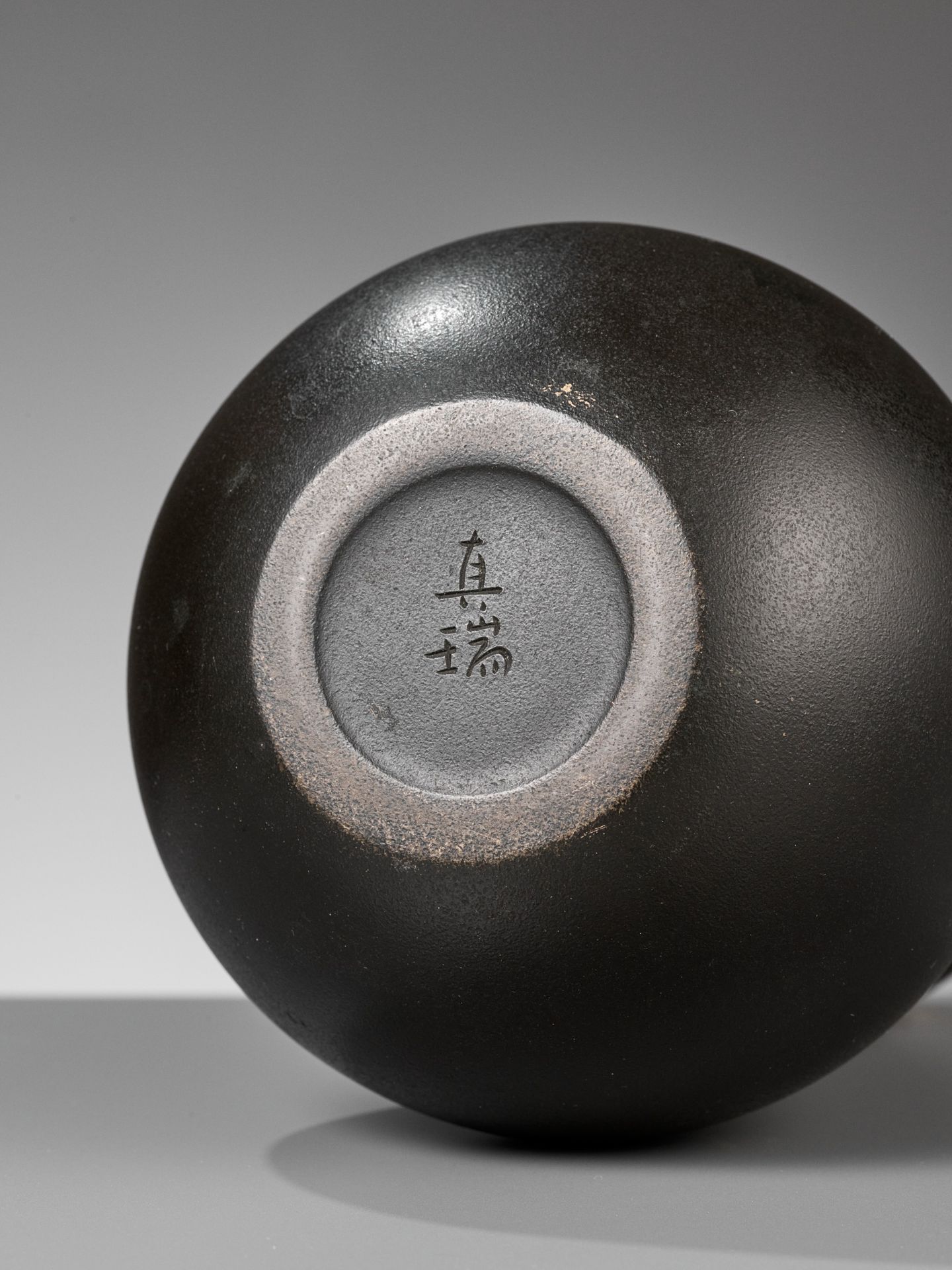 SHINZUI: A BRONZE DOUBLE-GOURD-FORM VASE WITH A FROG - Image 9 of 10