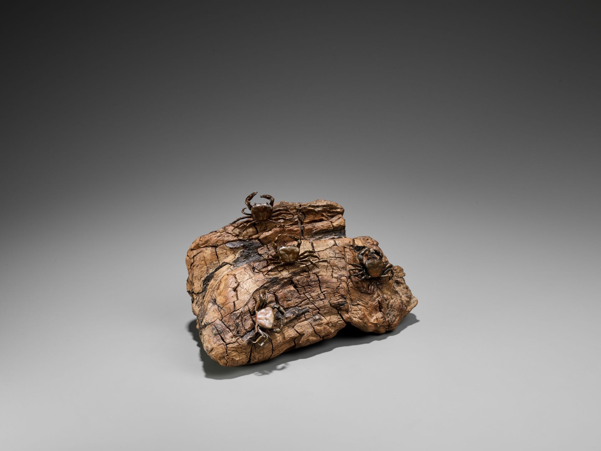 AN UNUSUAL BRONZE AND ROOTWOOD OKIMONO OF A CRAB ROCK - Image 8 of 8