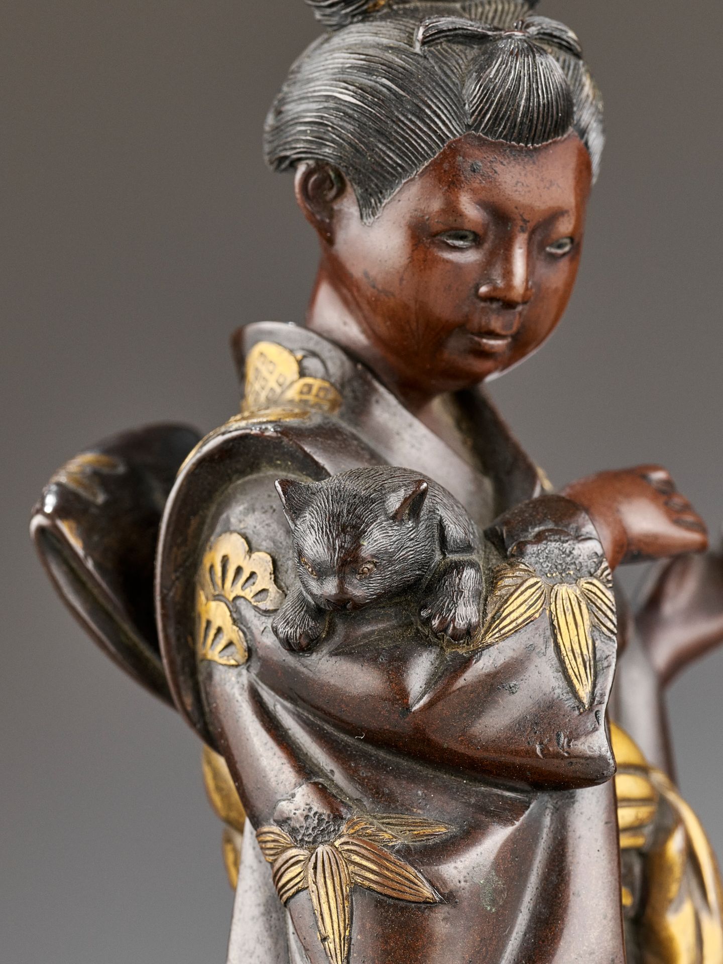 MIYAO: A RARE GOLD-INLAID BRONZE OKIMONO OF A LADY WITH CATS - Image 3 of 14