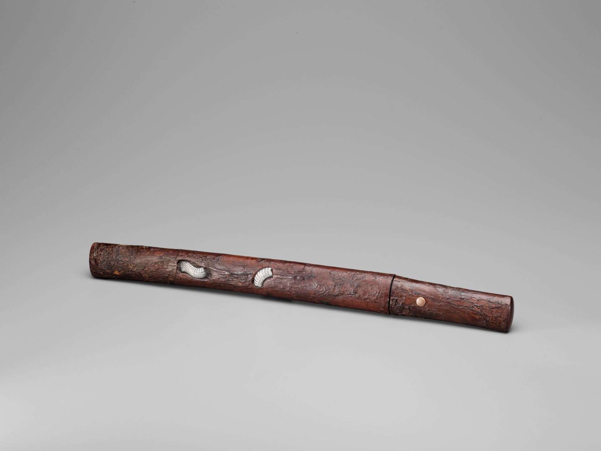 A TANTO IN A SUPERBLY INLAID SAYA WITH SANSUKUMI MOTIF - Image 6 of 10
