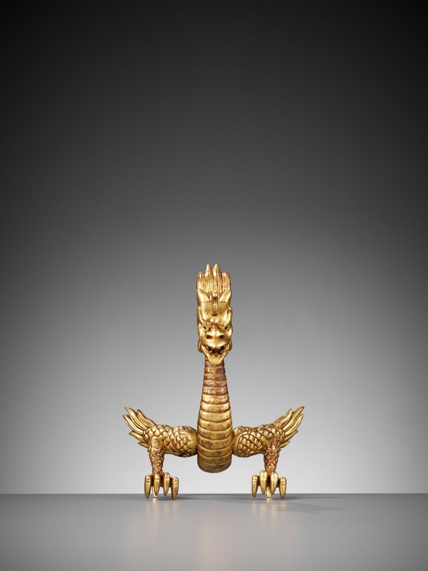 A RARE GOLD-LACQUERED WOOD MAEDATE IN THE FORM OF A DRAGON - Image 4 of 13