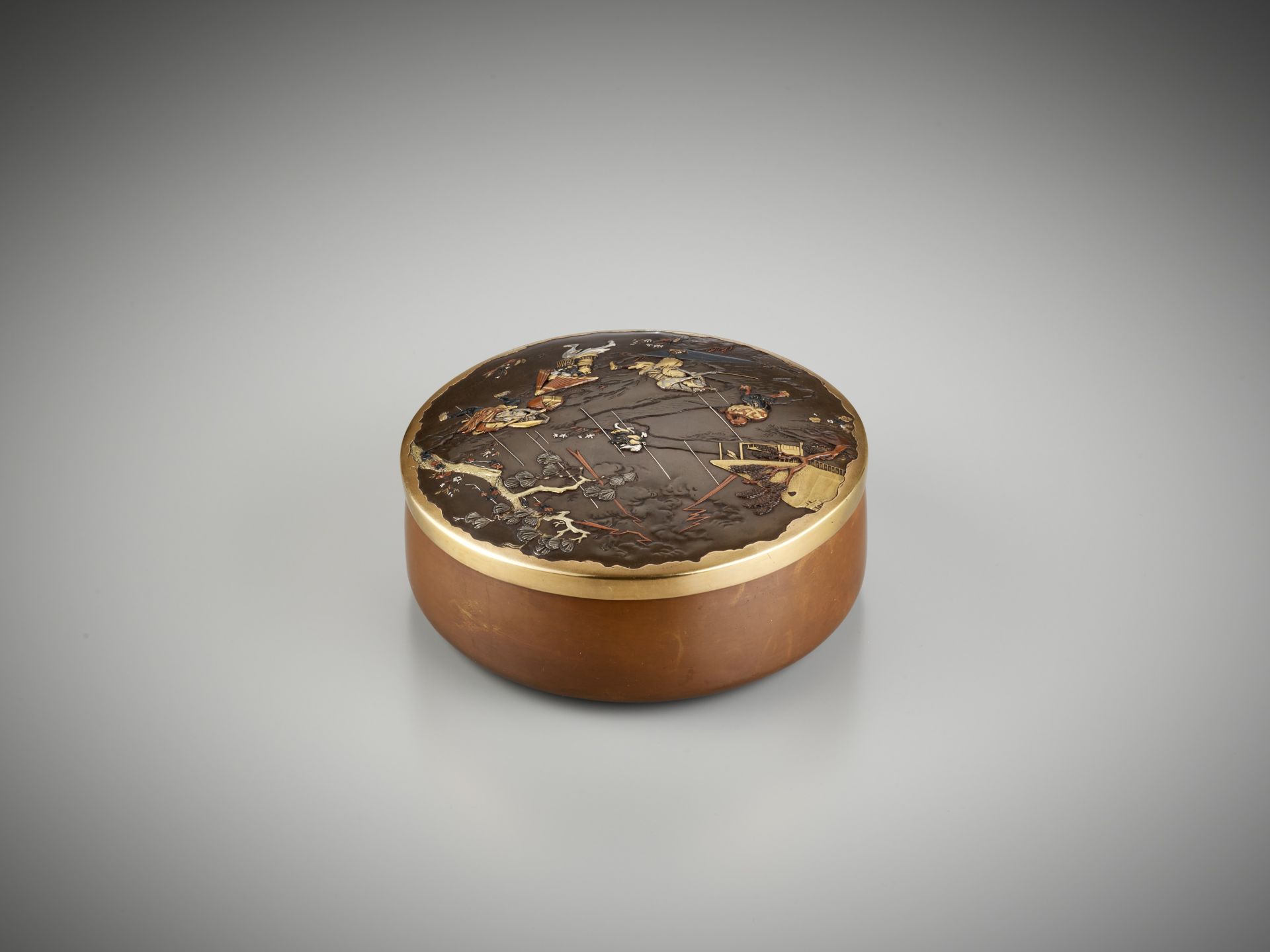 INOUE OF KYOTO: A SUPERB AND LARGE CIRCULAR INLAID BRONZE BOX AND COVER - Image 5 of 9