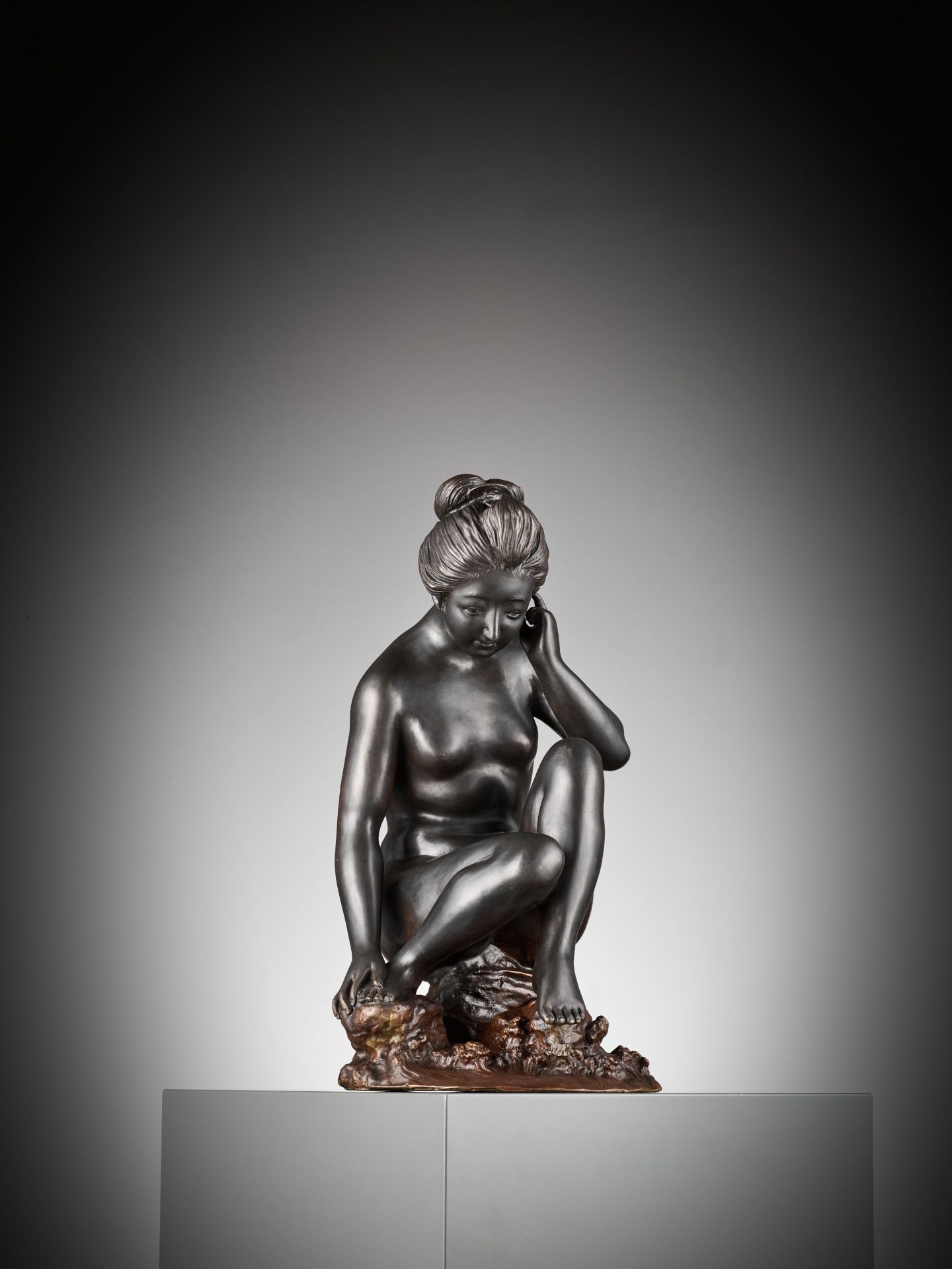 SANO TAKACHIKA: A MASTERFUL FIGURAL BRONZE STUDY OF A BATHING NUDE - Bild 4 aus 16