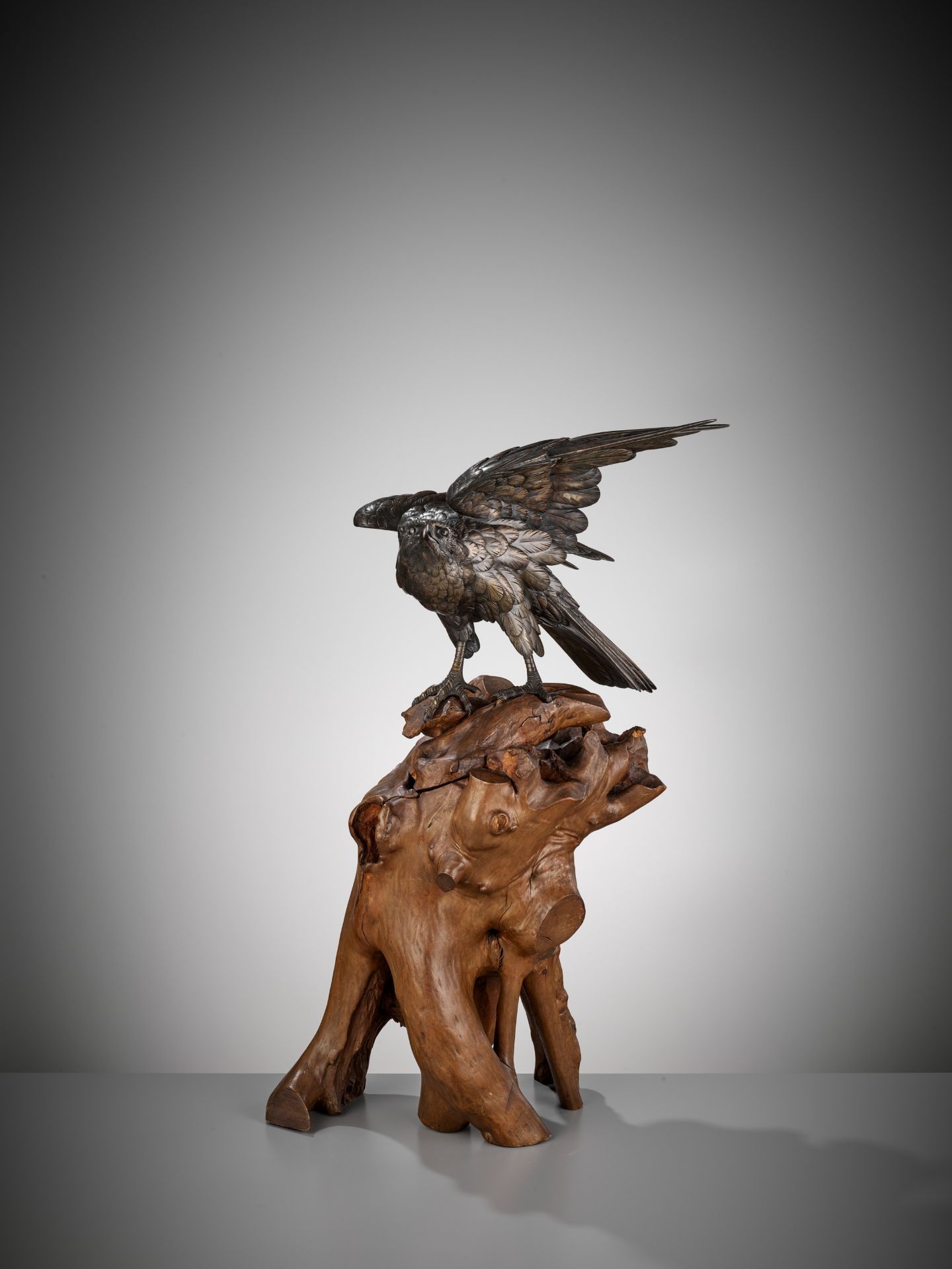 GYOKKO: A FINE BRONZE OKIMONO OF AN EAGLE ON A ROOTWOOD STAND - Bild 11 aus 13