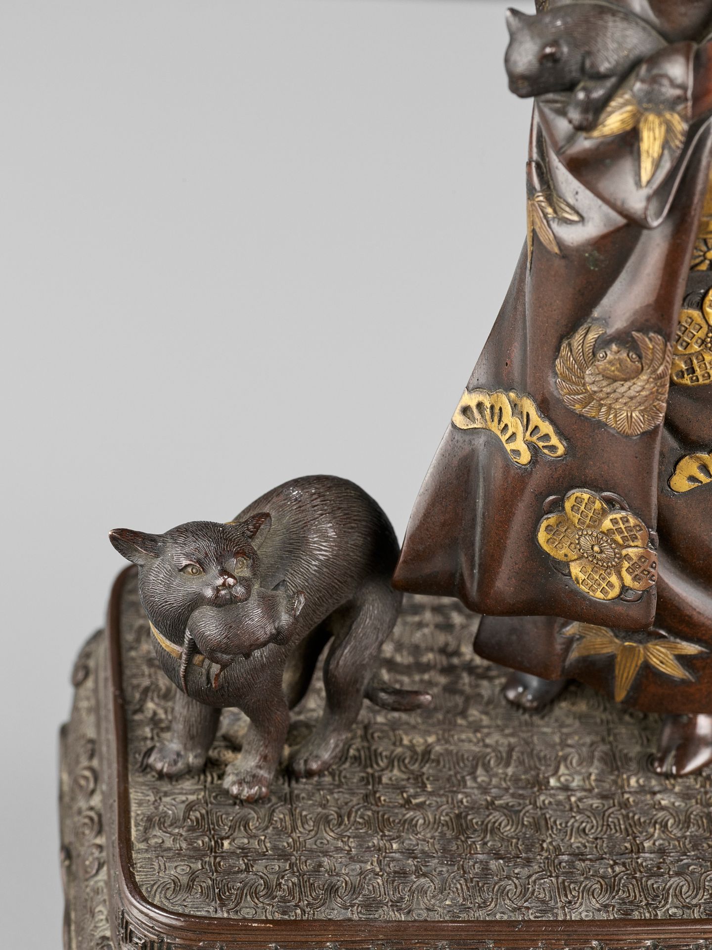 MIYAO: A RARE GOLD-INLAID BRONZE OKIMONO OF A LADY WITH CATS - Bild 2 aus 14