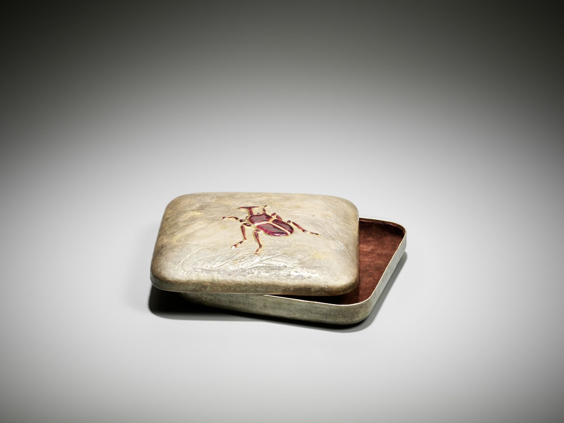 SANO HIROSHI: A CERAMIC-INLAID SILVERED-METAL BOX AND COVER WITH A STAG BEETLE - Image 6 of 12