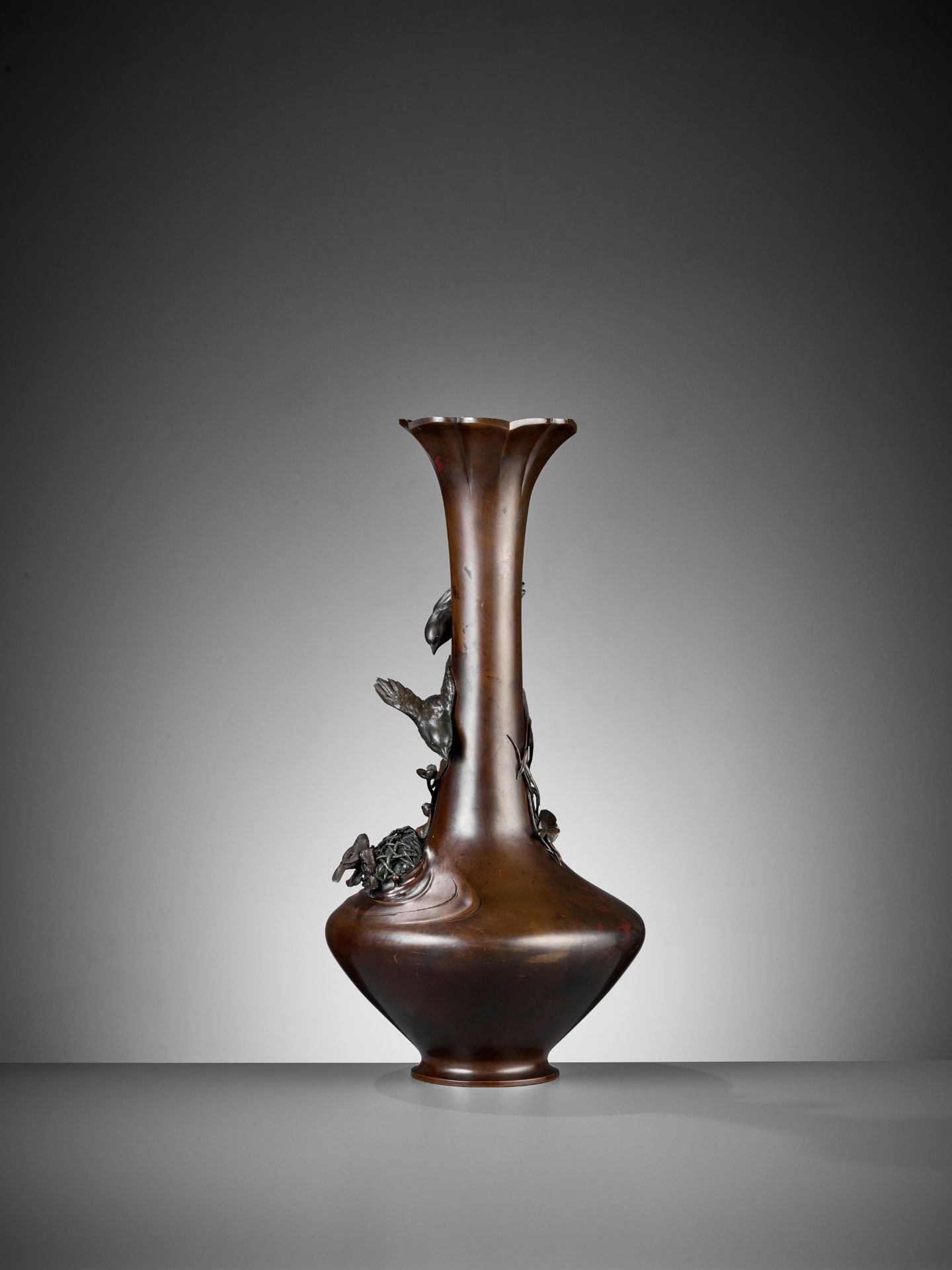 A LARGE INLAID BRONZE VASE WITH SPARROWS - Image 4 of 9
