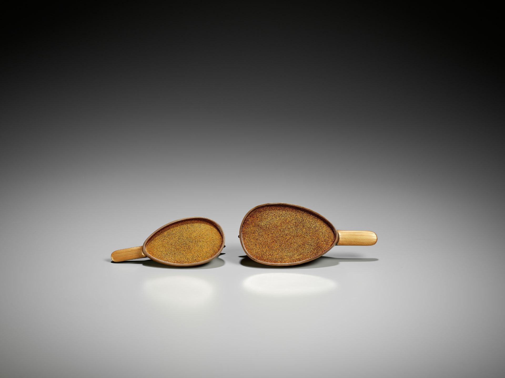 A PAIR OF GOLD LACQUER DUCK-FORM KOGO (INCENSE BOXES) AND COVERS - Image 8 of 9
